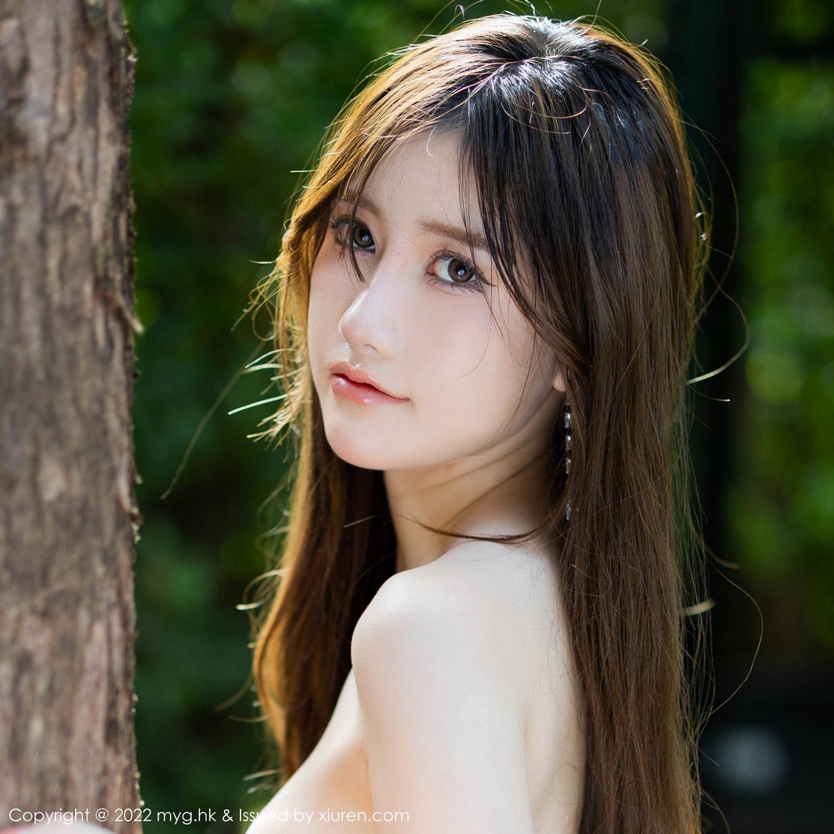 xgyw.top_[MyGirl美媛馆]Vol.631_模特美桃酱珠三角旅拍户外场景浅色露肩裙半撩秀美腿诱惑写真56P