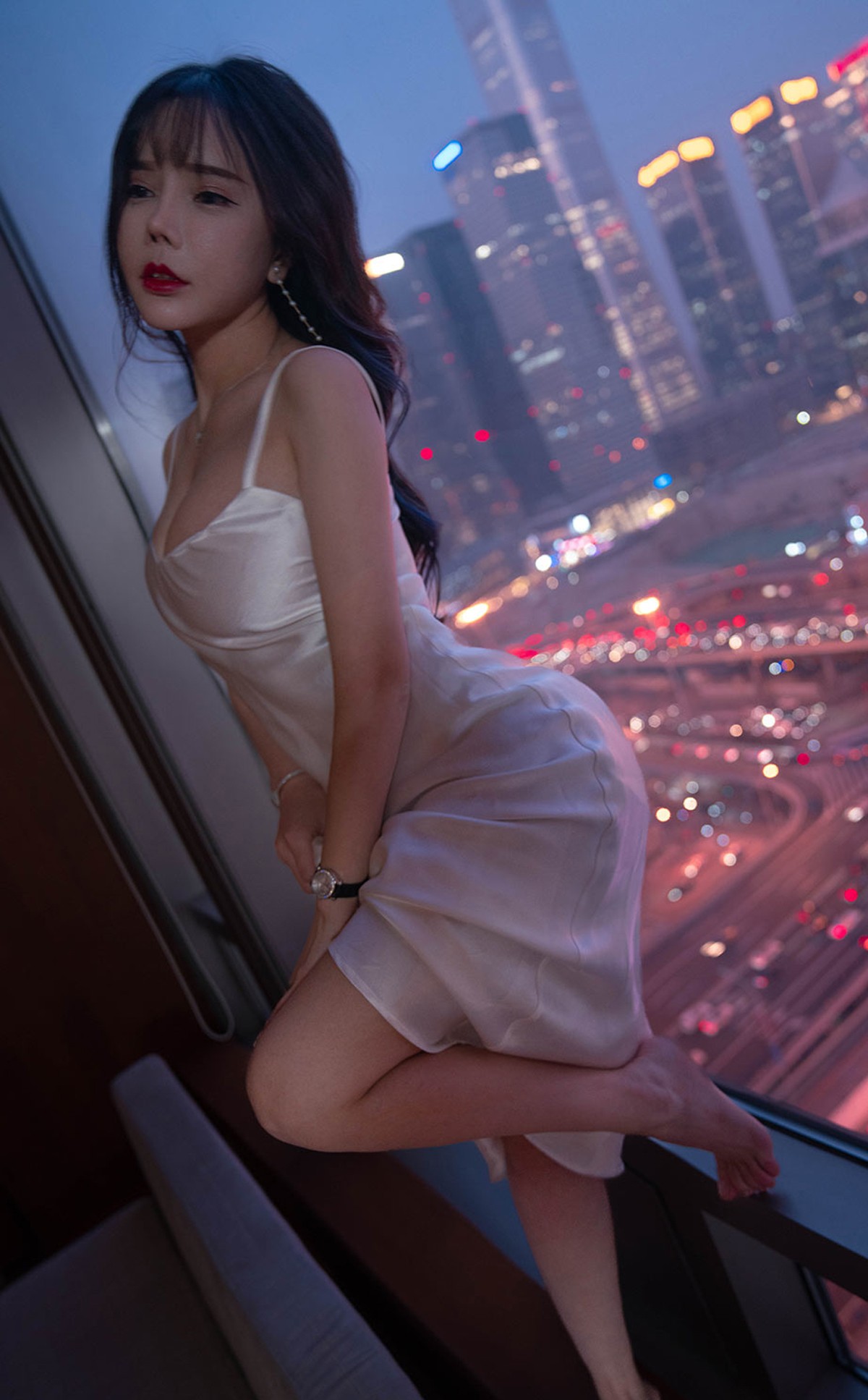 xgyw.top_[Ugirls爱尤物]No.2290_模特艾小青暮色将晚主题性感白色低胸吊裙秀豪乳诱惑写真35P
