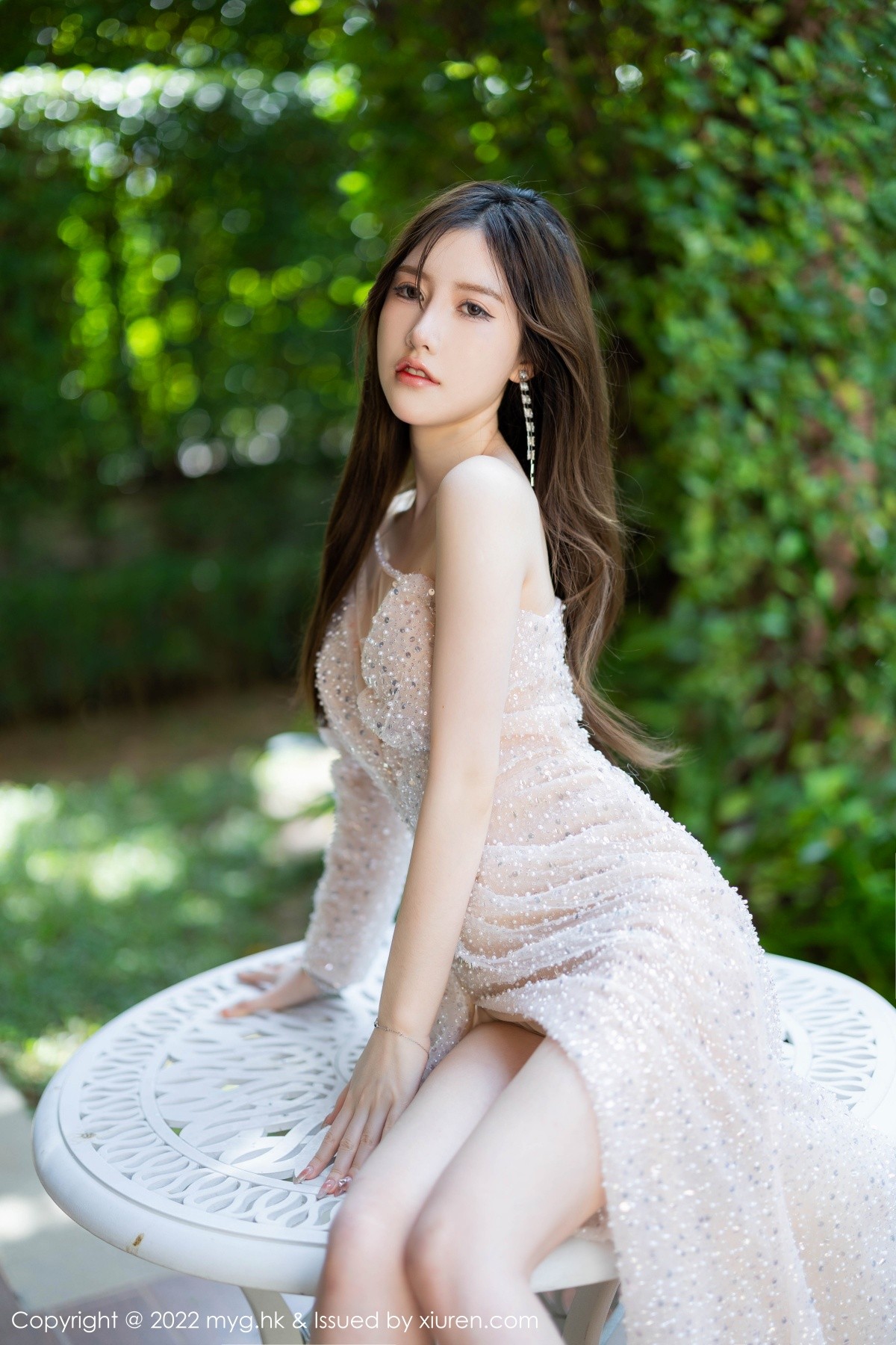 xgyw.top_[MyGirl美媛馆]Vol.631_模特美桃酱珠三角旅拍户外场景浅色露肩裙半撩秀美腿诱惑写真56P