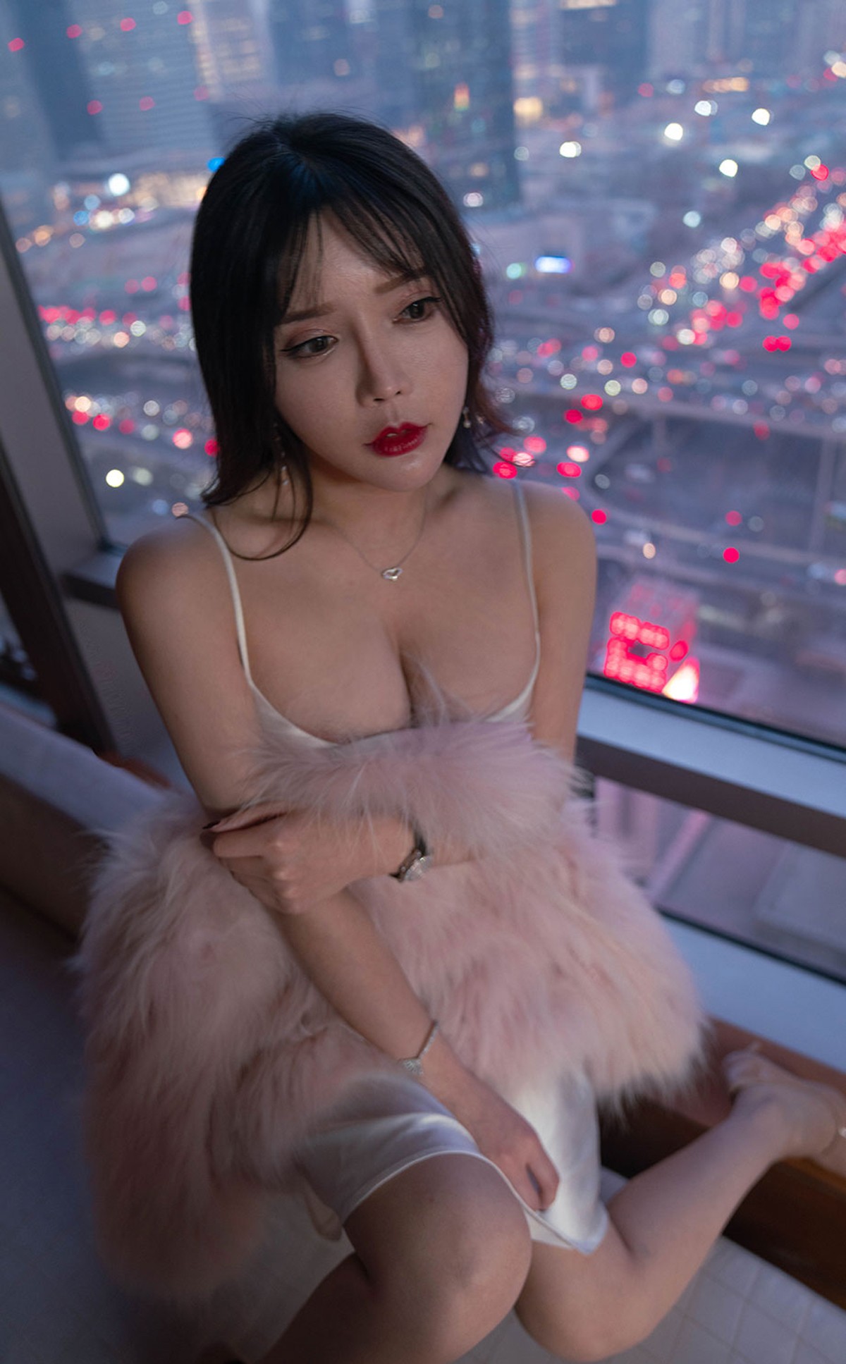 xgyw.top_[Ugirls爱尤物]No.2290_模特艾小青暮色将晚主题性感白色低胸吊裙秀豪乳诱惑写真35P