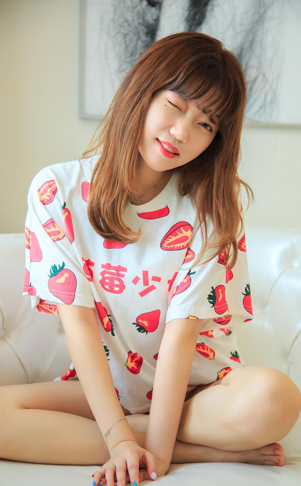 xgyw.top_[Ugirls爱尤物]No.2290_模特甜心私房性感草莓服饰 粉色吊裙秀完美身材诱惑写真35P