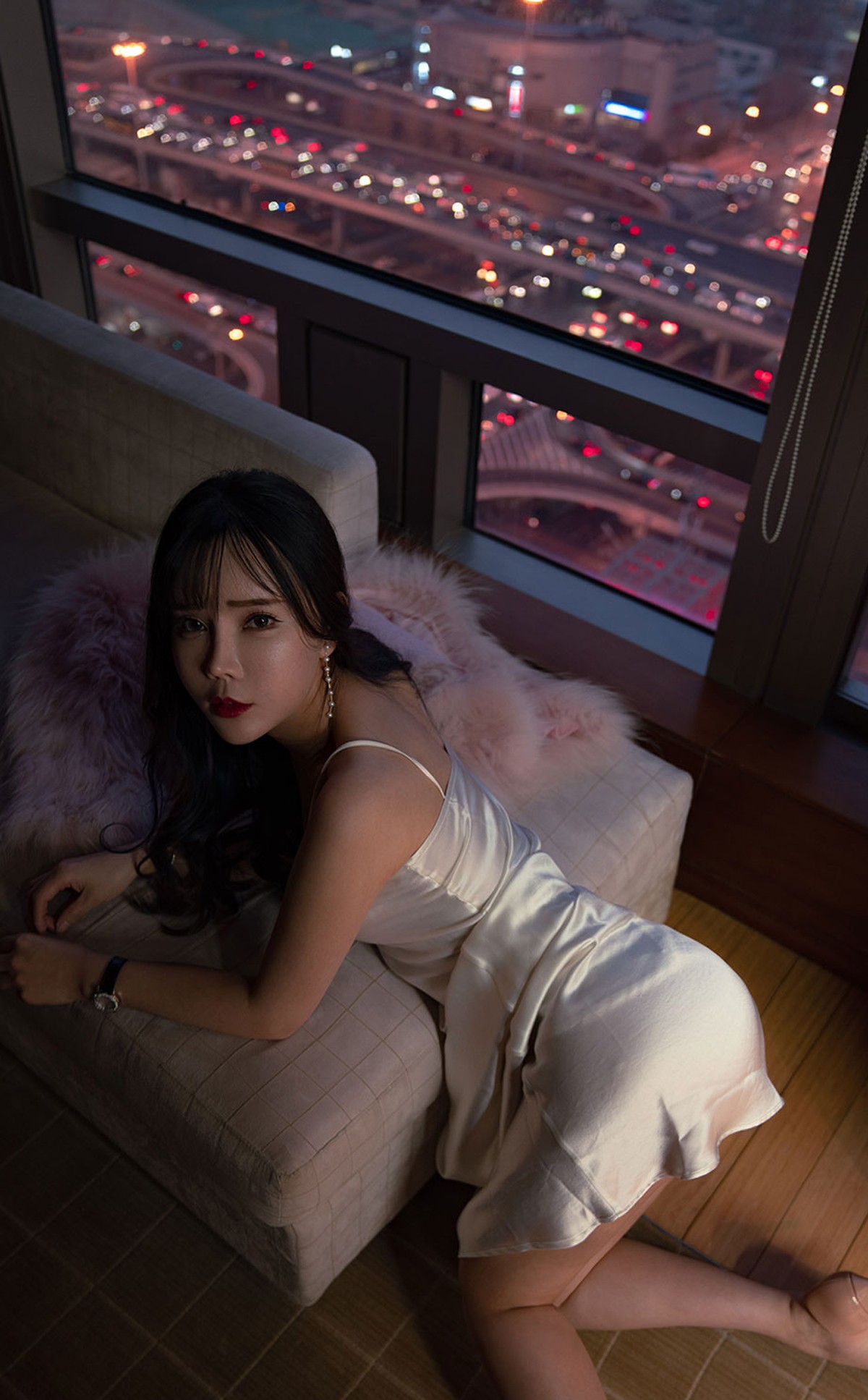 xgyw.top_[Ugirls爱尤物]No.2290_模特艾小青暮色将晚主题性感白色低胸吊裙秀豪乳诱惑写真35P
