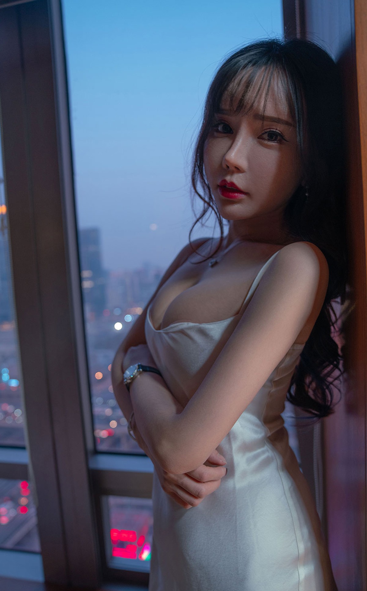 xgyw.top_[Ugirls爱尤物]No.2290_模特艾小青暮色将晚主题性感白色低胸吊裙秀豪乳诱惑写真35P