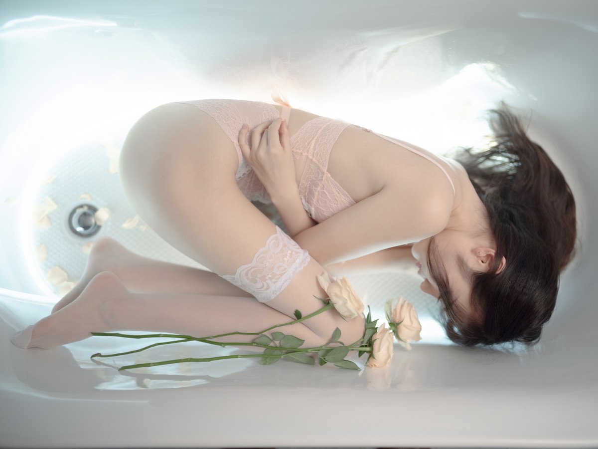 xgyw.top_网络美女一米八的大梨子思念如苦海主题私房浴缸性感粉色蕾丝情趣内衣诱惑写真40P