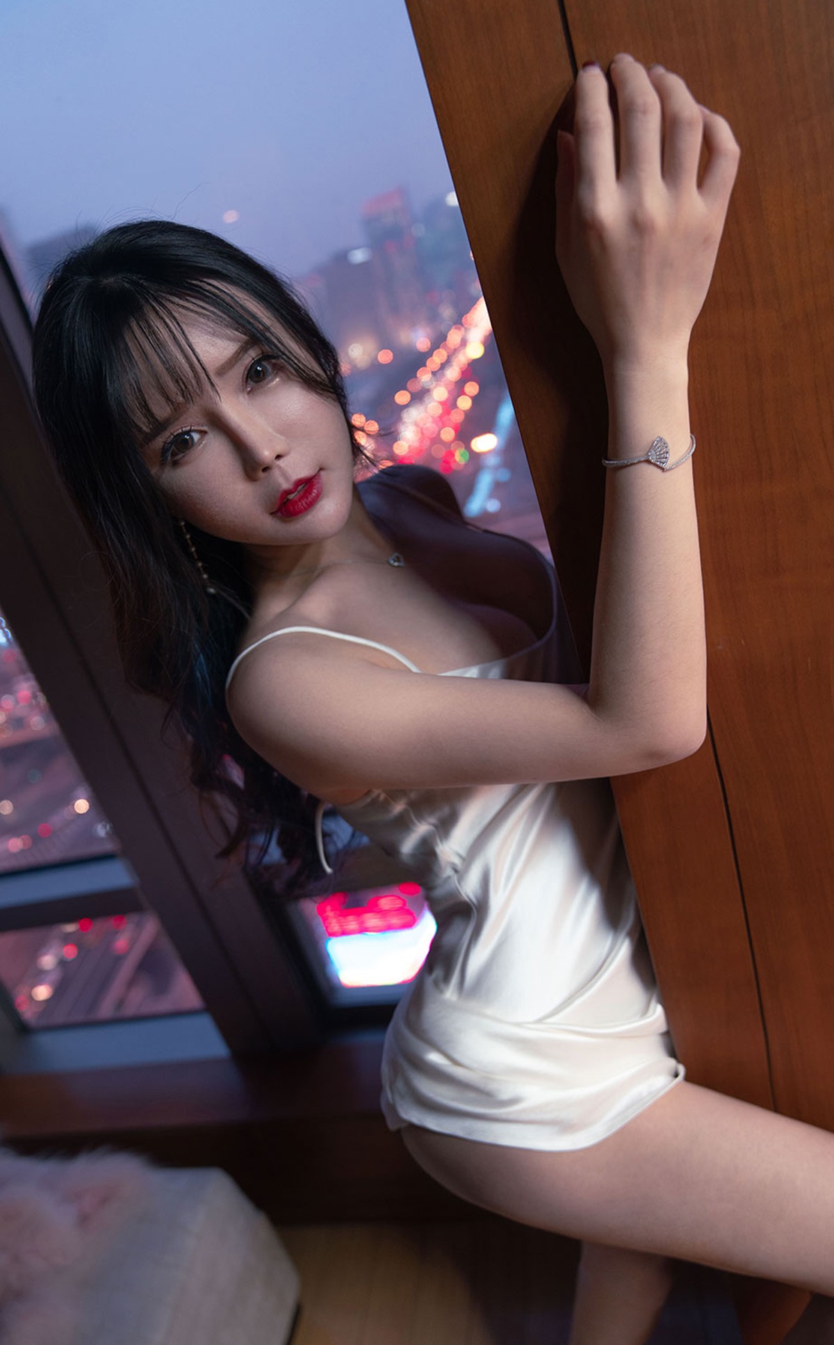 xgyw.top_[Ugirls爱尤物]No.2290_模特艾小青暮色将晚主题性感白色低胸吊裙秀豪乳诱惑写真35P