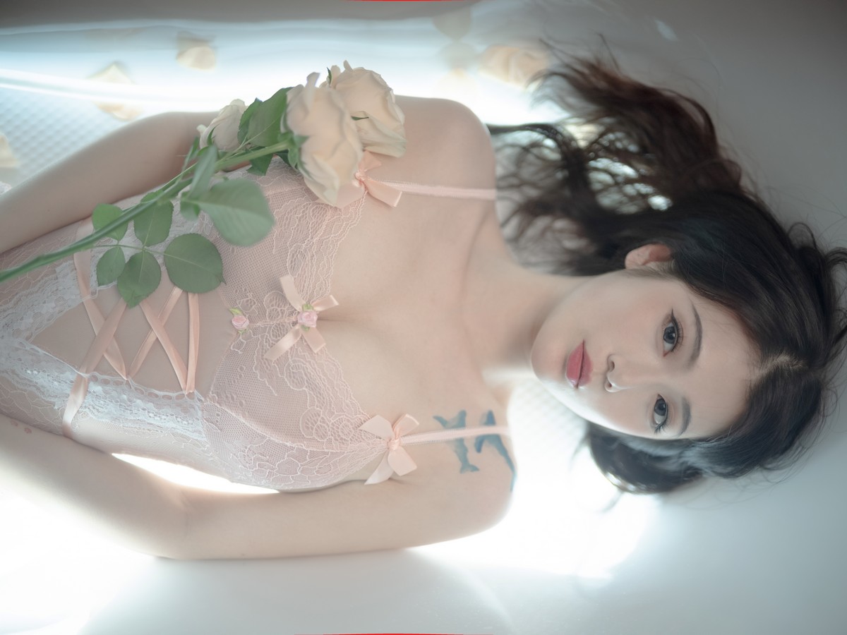 xgyw.top_网络美女一米八的大梨子思念如苦海主题私房浴缸性感粉色蕾丝情趣内衣诱惑写真40P