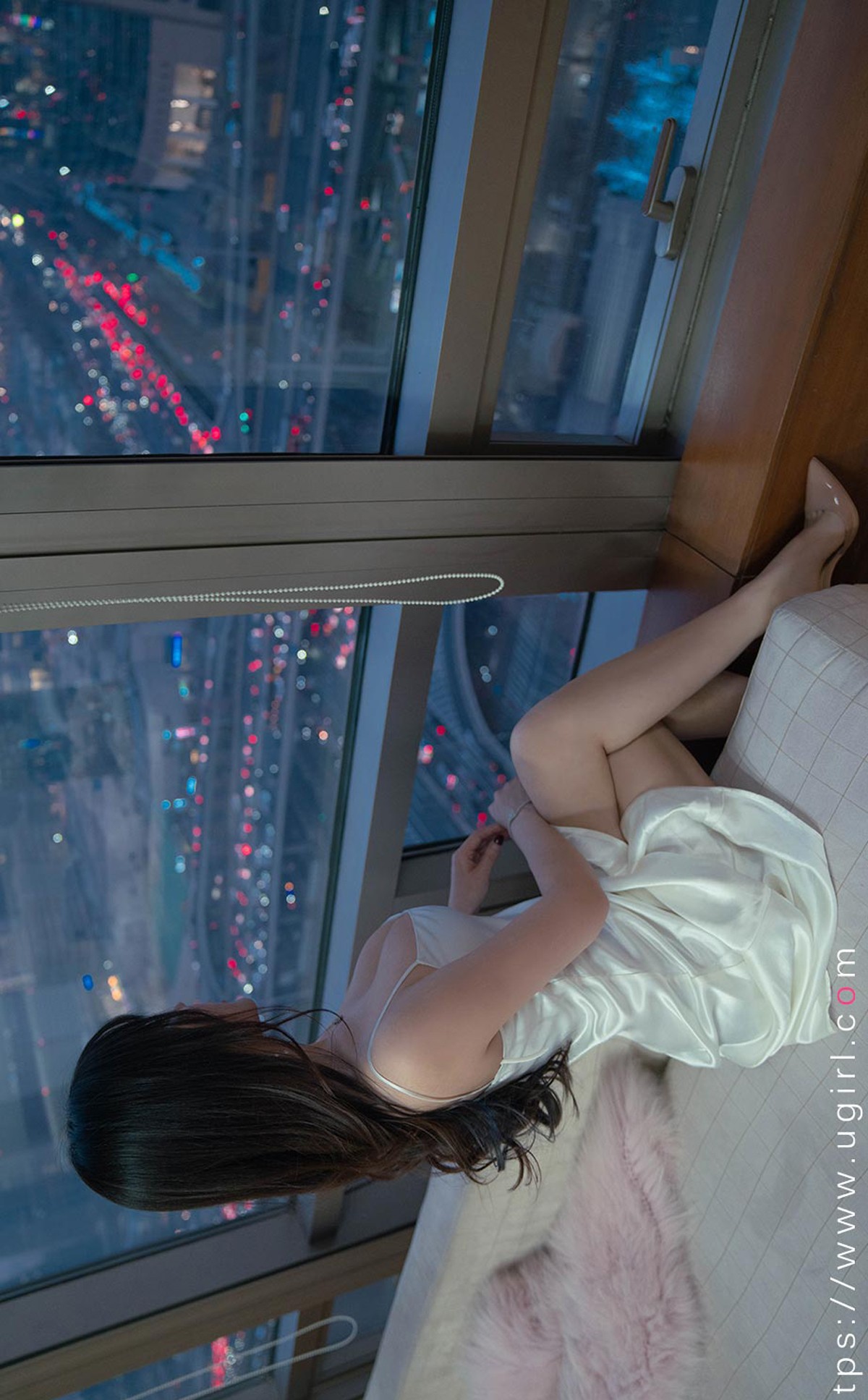 xgyw.top_[Ugirls爱尤物]No.2290_模特艾小青暮色将晚主题性感白色低胸吊裙秀豪乳诱惑写真35P