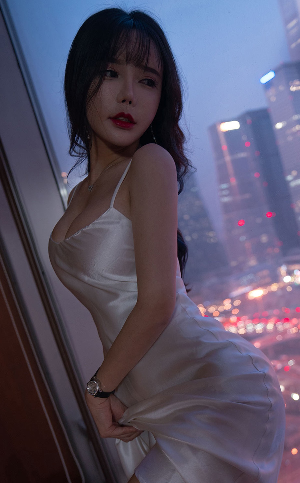 xgyw.top_[Ugirls爱尤物]No.2290_模特艾小青暮色将晚主题性感白色低胸吊裙秀豪乳诱惑写真35P