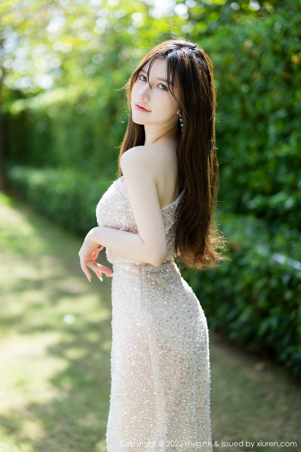 xgyw.top_[MyGirl美媛馆]Vol.631_模特美桃酱珠三角旅拍户外场景浅色露肩裙半撩秀美腿诱惑写真56P