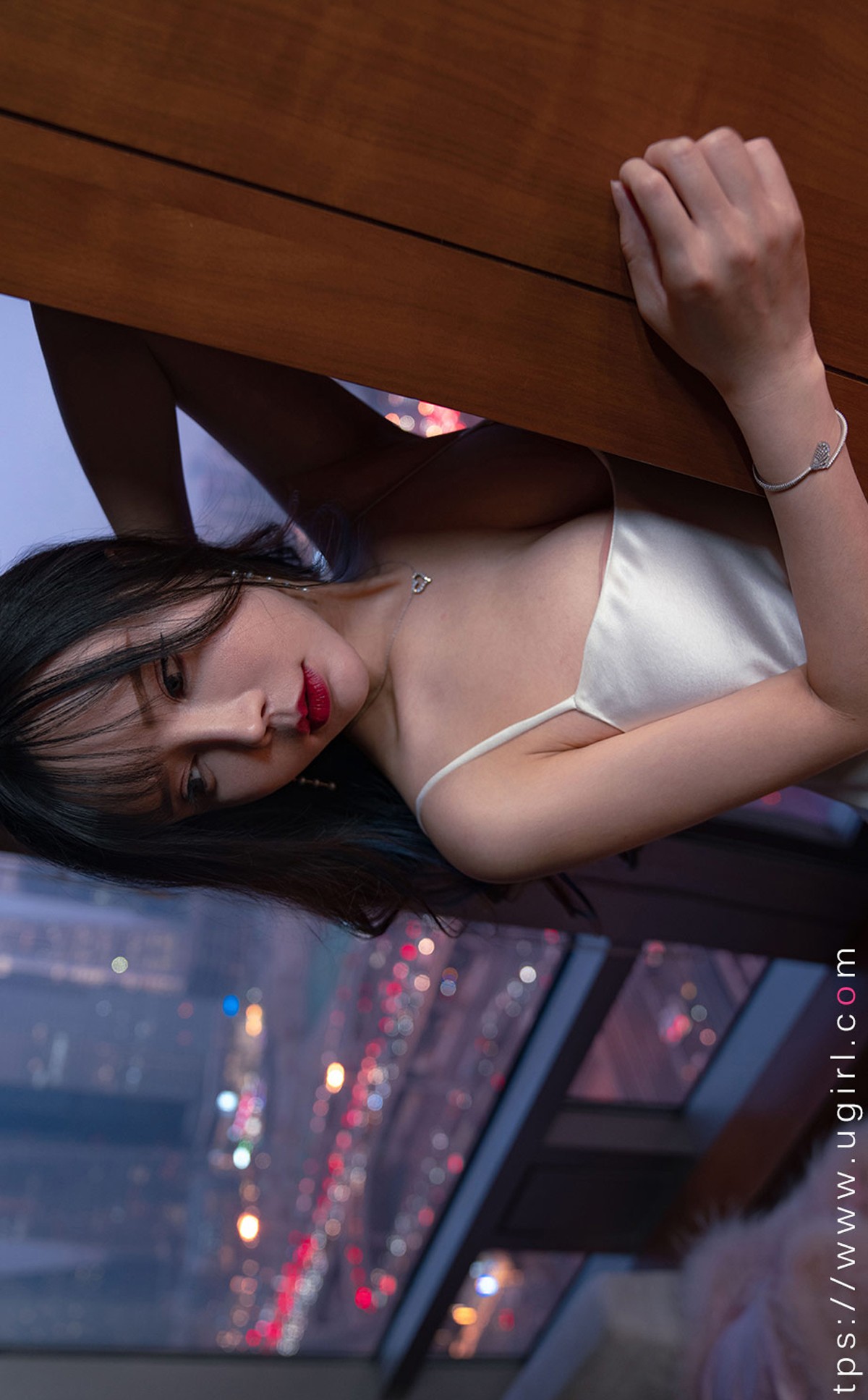 xgyw.top_[Ugirls爱尤物]No.2290_模特艾小青暮色将晚主题性感白色低胸吊裙秀豪乳诱惑写真35P