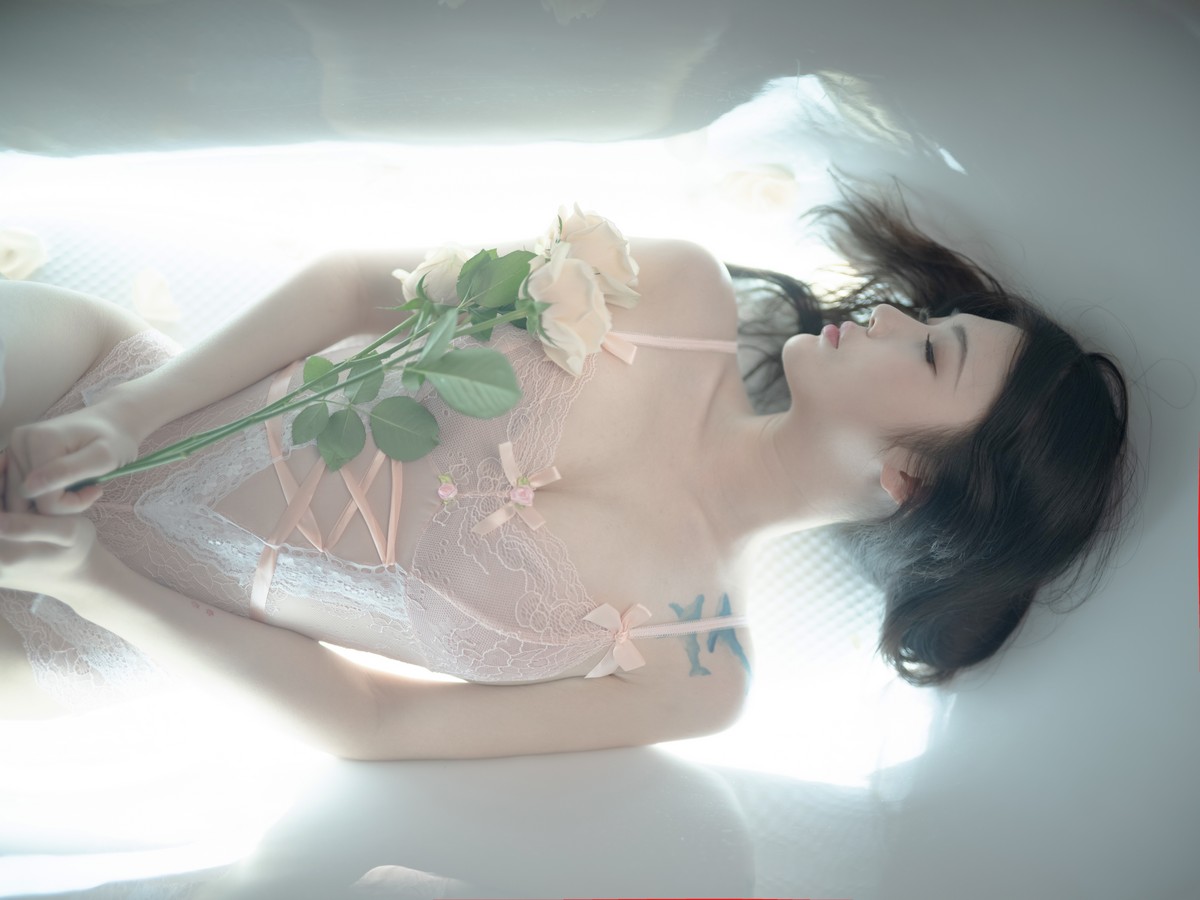 xgyw.top_网络美女一米八的大梨子思念如苦海主题私房浴缸性感粉色蕾丝情趣内衣诱惑写真40P
