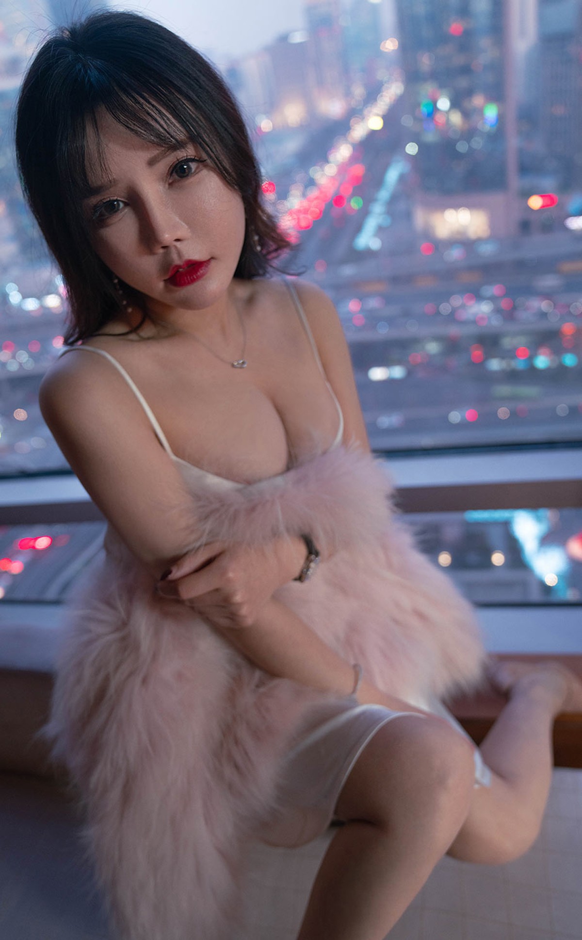 xgyw.top_[Ugirls爱尤物]No.2290_模特艾小青暮色将晚主题性感白色低胸吊裙秀豪乳诱惑写真35P