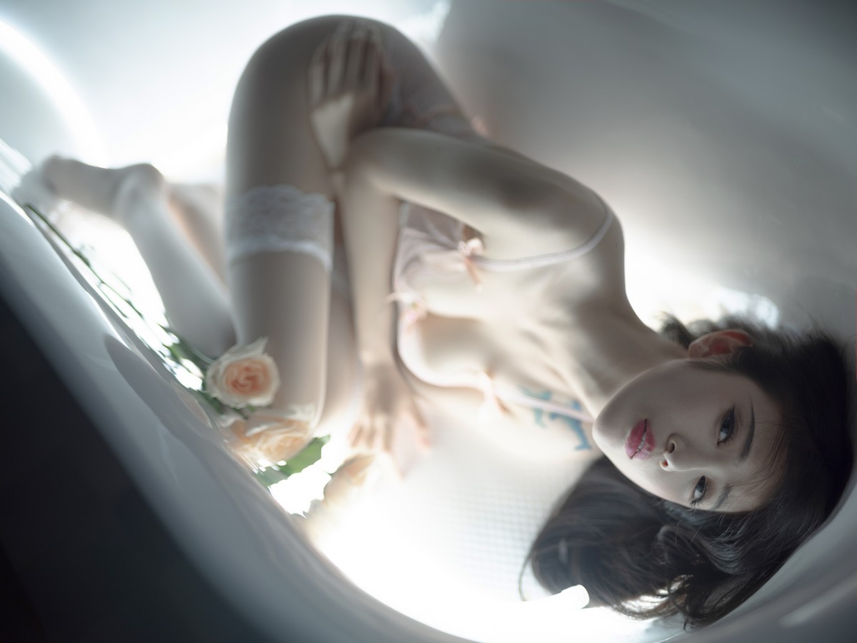 xgyw.top_网络美女一米八的大梨子思念如苦海主题私房浴缸性感粉色蕾丝情趣内衣诱惑写真40P