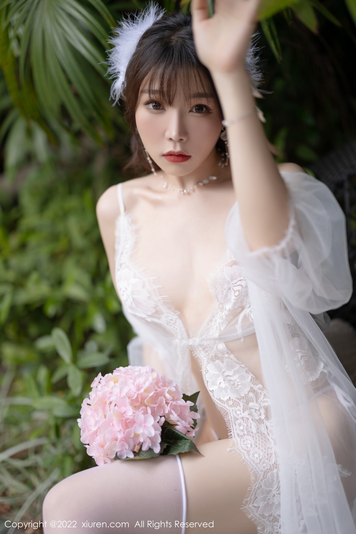 xgyw.top_XiuRen第4704期_女神芝芝Booty户外白色轻透蕾丝配白丝袜秀惹火身材诱惑写真72P
