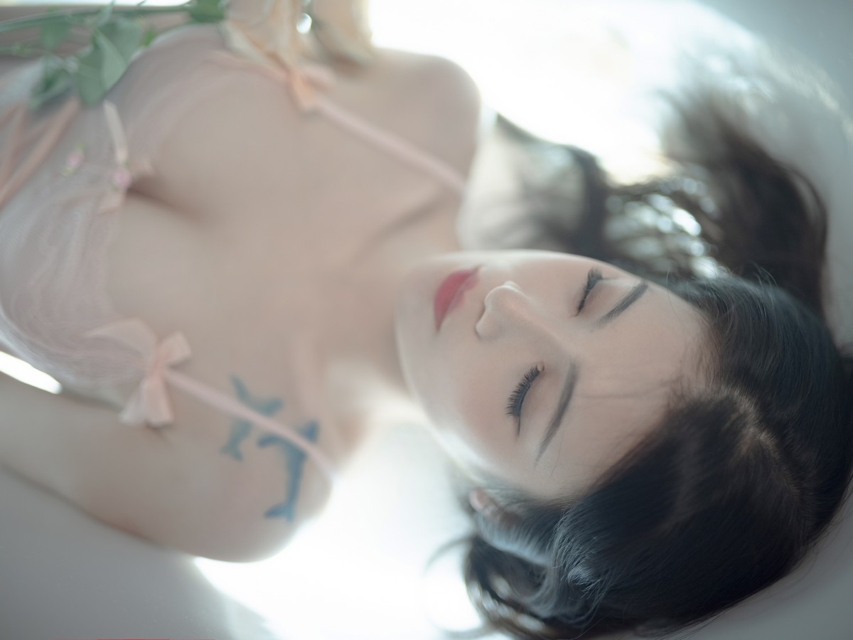 xgyw.top_网络美女一米八的大梨子思念如苦海主题私房浴缸性感粉色蕾丝情趣内衣诱惑写真40P