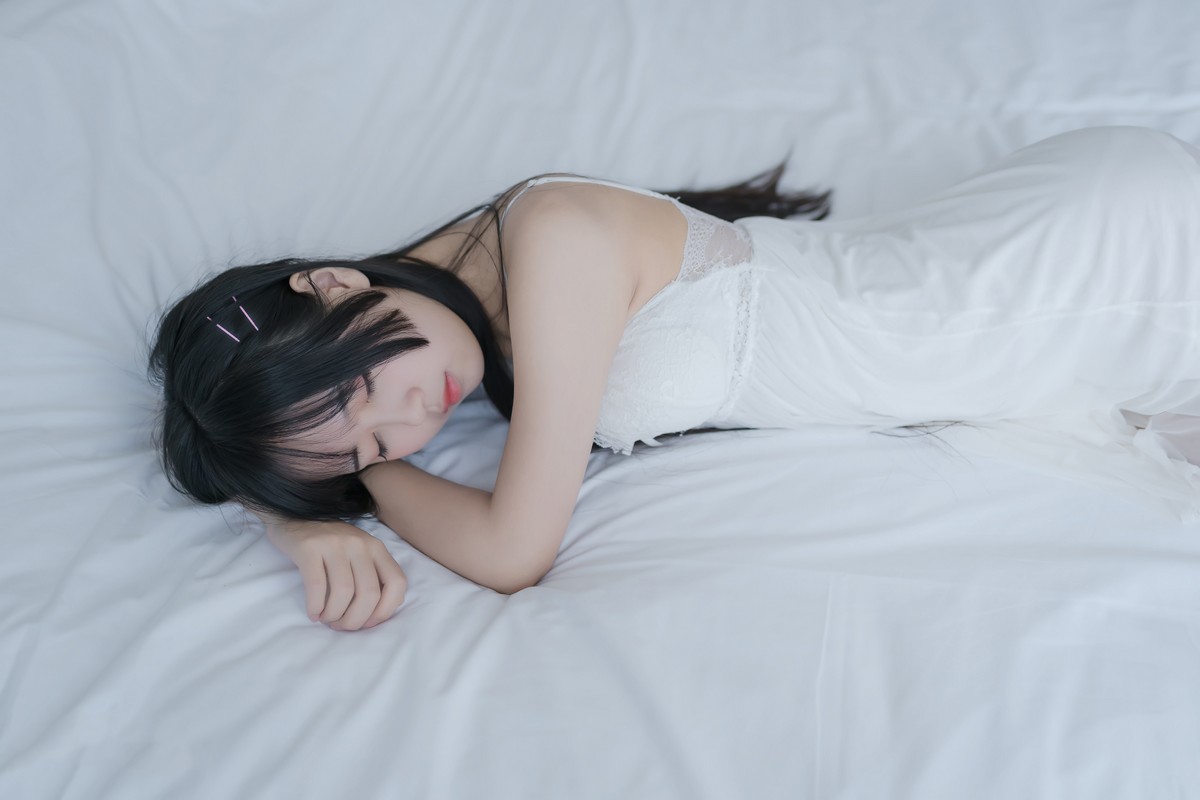 xgyw.top_阳光美少女萌芽儿o0白色私房主题性感白色蕾丝吊裙低胸秀完美身材诱惑写真44P