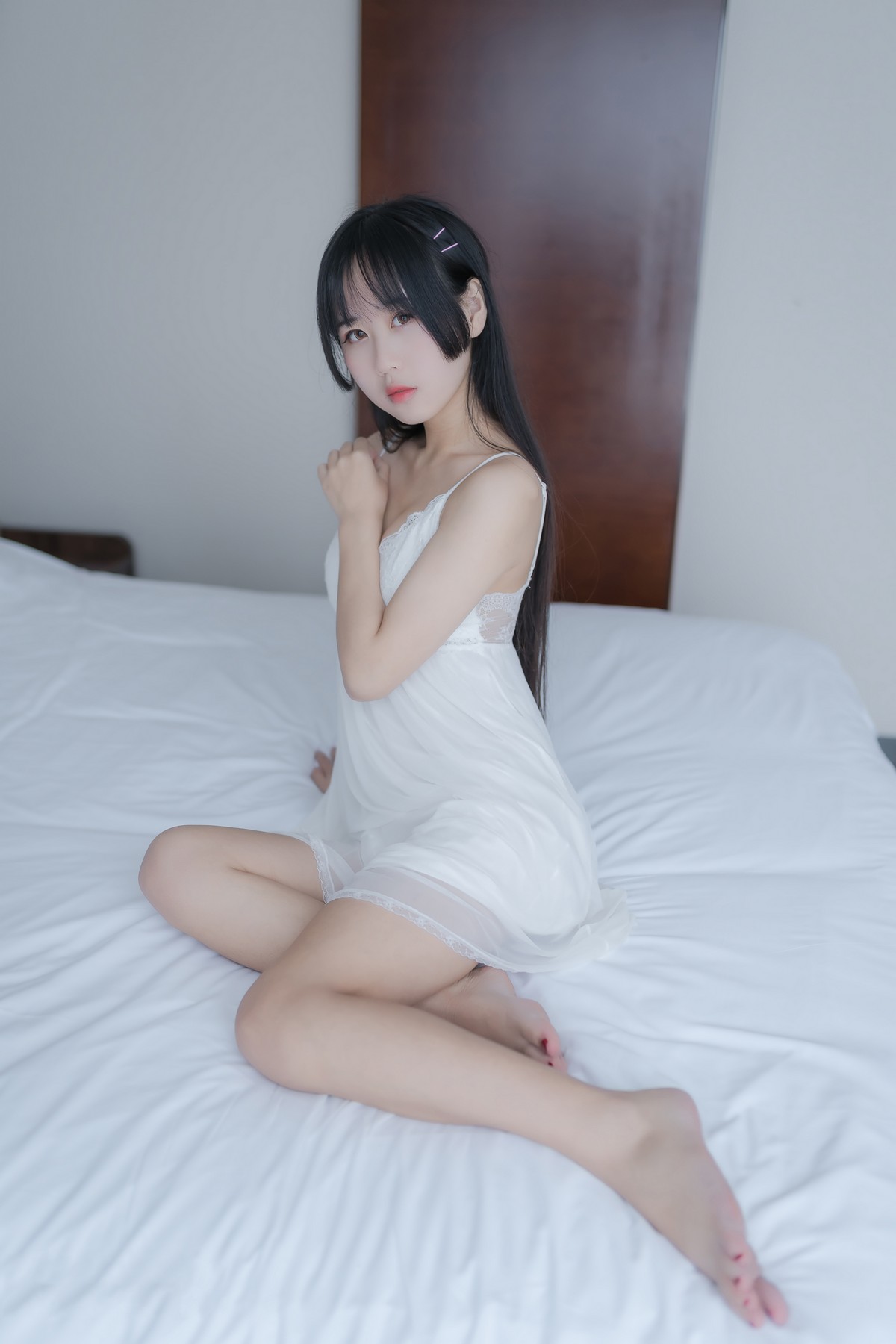 xgyw.top_阳光美少女萌芽儿o0白色私房主题性感白色蕾丝吊裙低胸秀完美身材诱惑写真44P