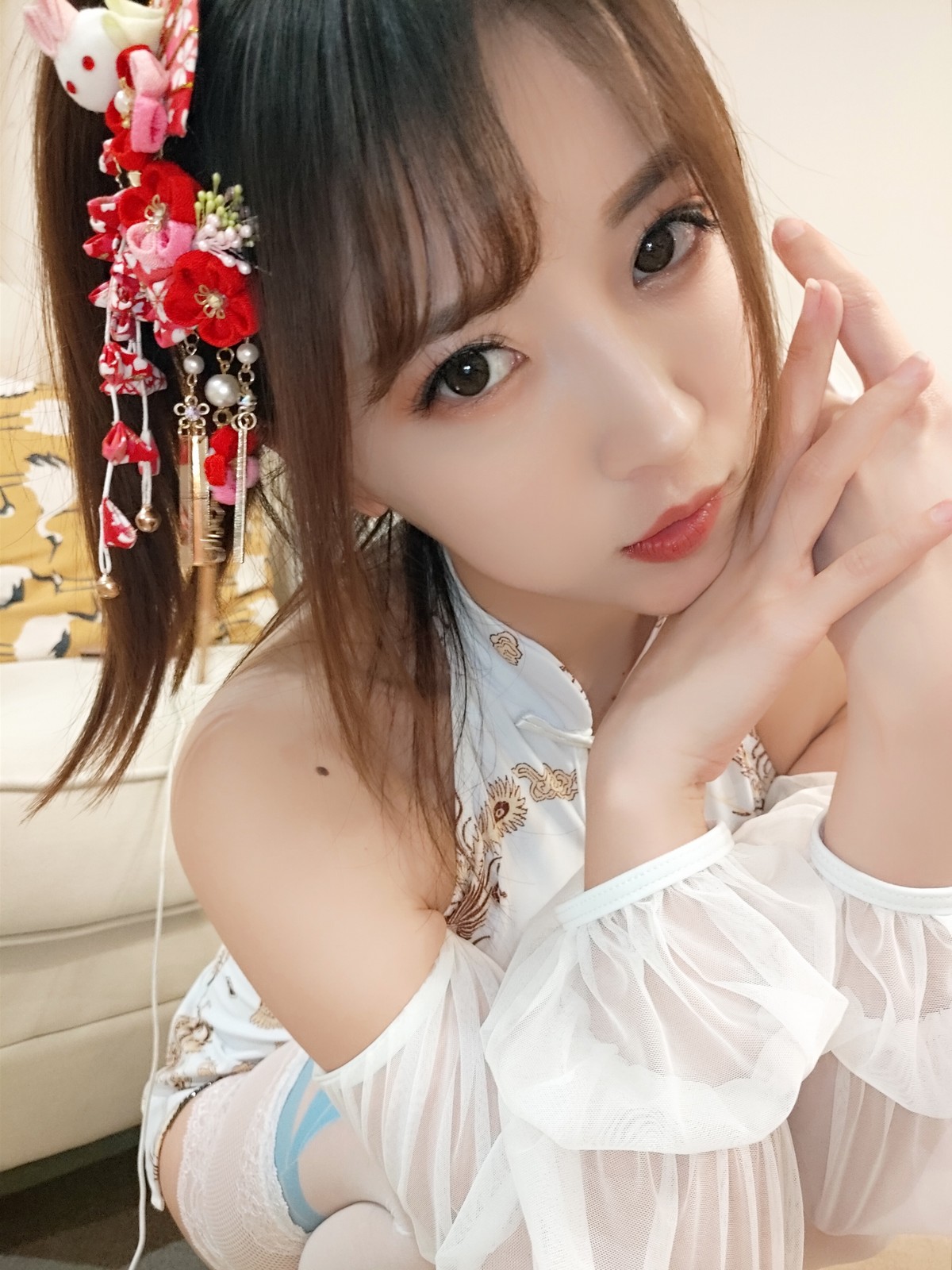 xgyw.top_斗鱼主播小女巫露娜白色蕾丝长筒主题私房性感旗袍配蕾丝袜秀美腿诱惑写真38P