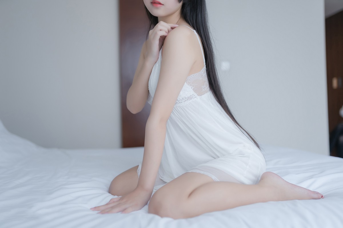 xgyw.top_阳光美少女萌芽儿o0白色私房主题性感白色蕾丝吊裙低胸秀完美身材诱惑写真44P