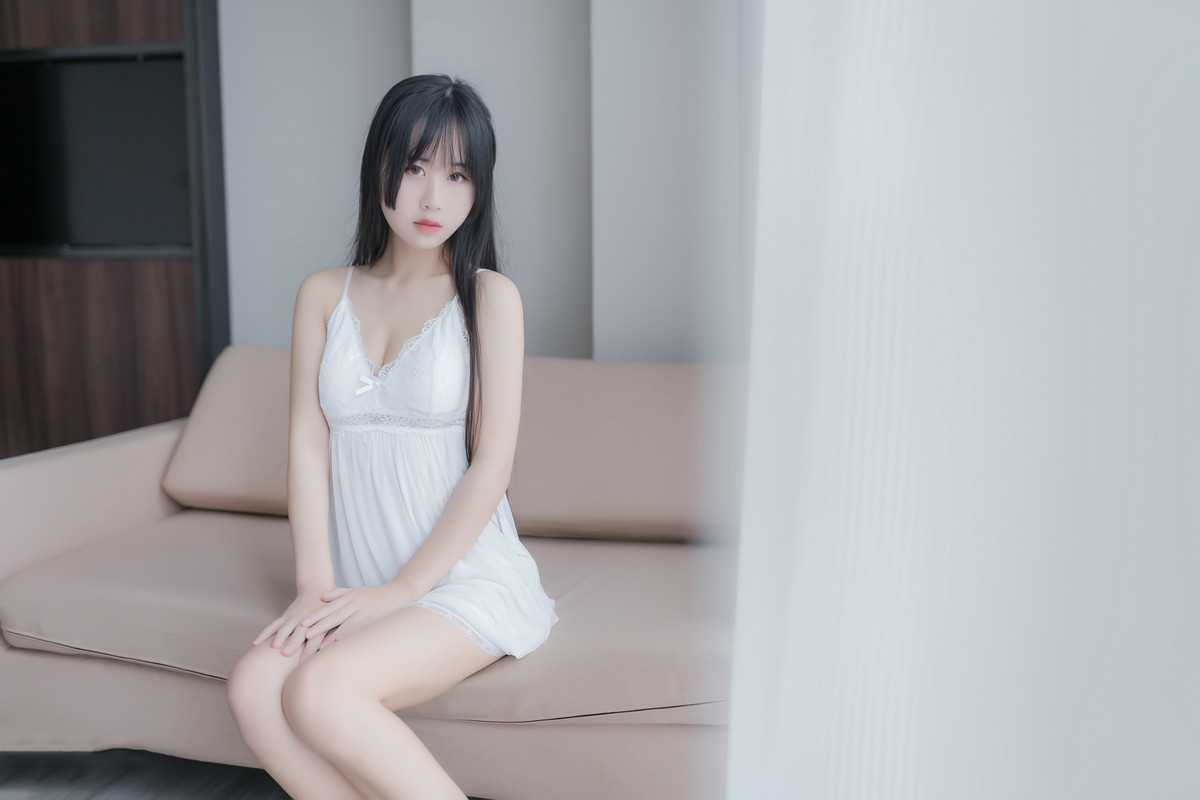 xgyw.top_阳光美少女萌芽儿o0白色私房主题性感白色蕾丝吊裙低胸秀完美身材诱惑写真44P