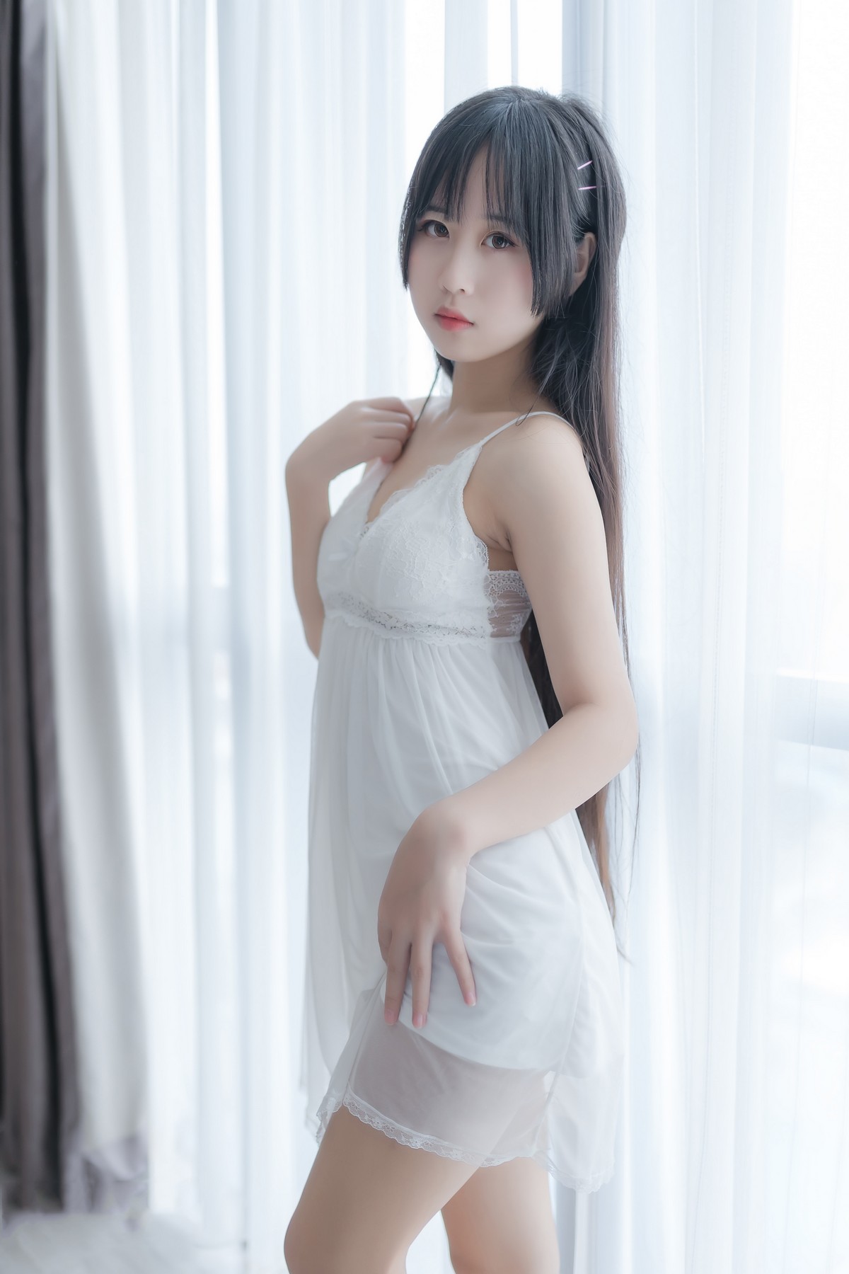 xgyw.top_阳光美少女萌芽儿o0白色私房主题性感白色蕾丝吊裙低胸秀完美身材诱惑写真44P