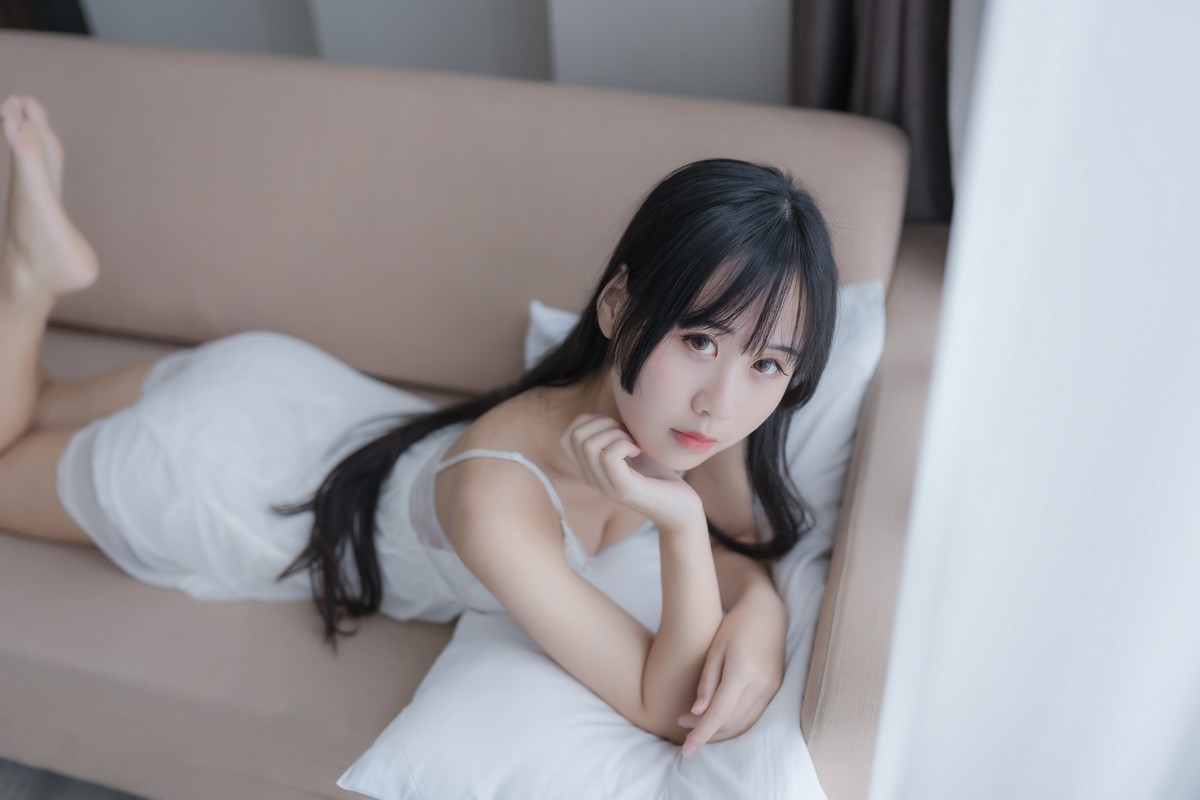 xgyw.top_阳光美少女萌芽儿o0白色私房主题性感白色蕾丝吊裙低胸秀完美身材诱惑写真44P