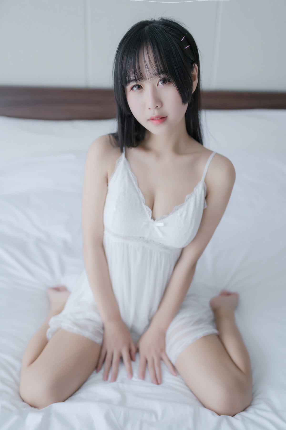xgyw.top_阳光美少女萌芽儿o0白色私房主题性感白色蕾丝吊裙低胸秀完美身材诱惑写真44P