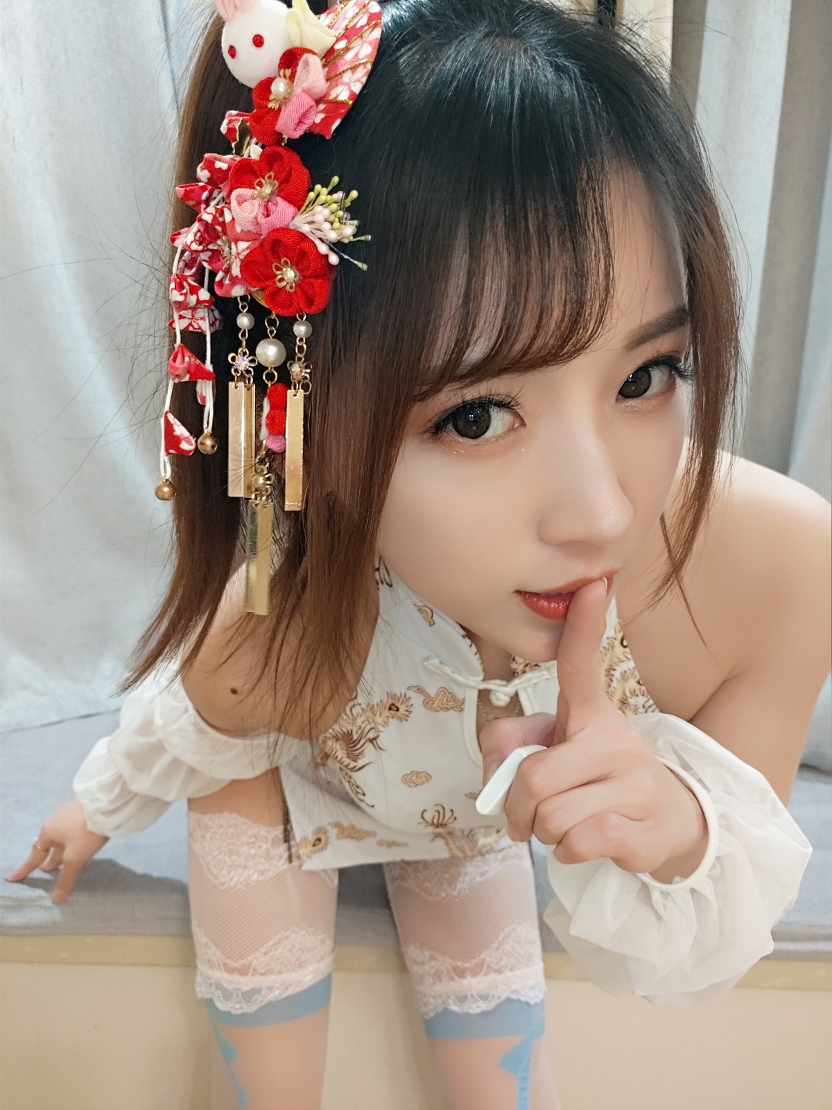 xgyw.top_斗鱼主播小女巫露娜白色蕾丝长筒主题私房性感旗袍配蕾丝袜秀美腿诱惑写真38P