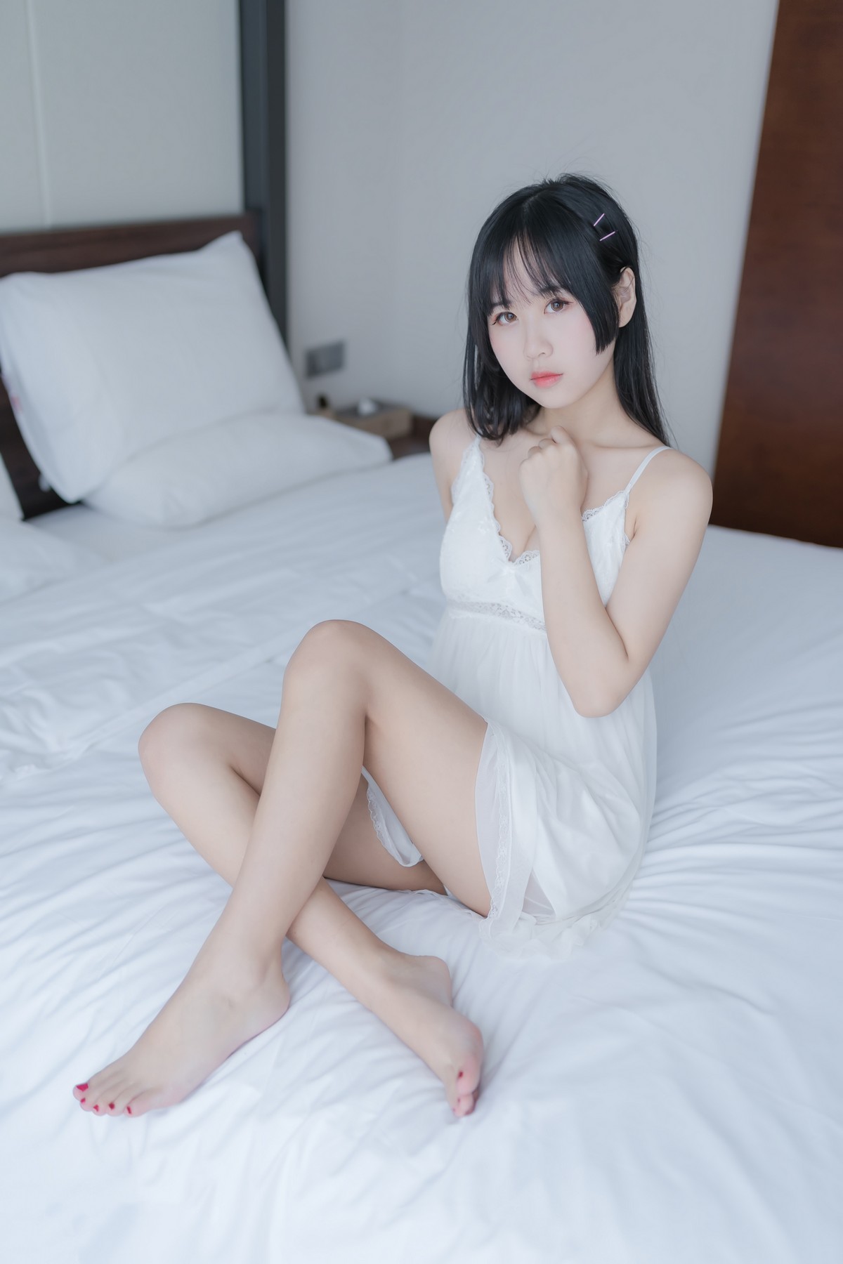 xgyw.top_阳光美少女萌芽儿o0白色私房主题性感白色蕾丝吊裙低胸秀完美身材诱惑写真44P