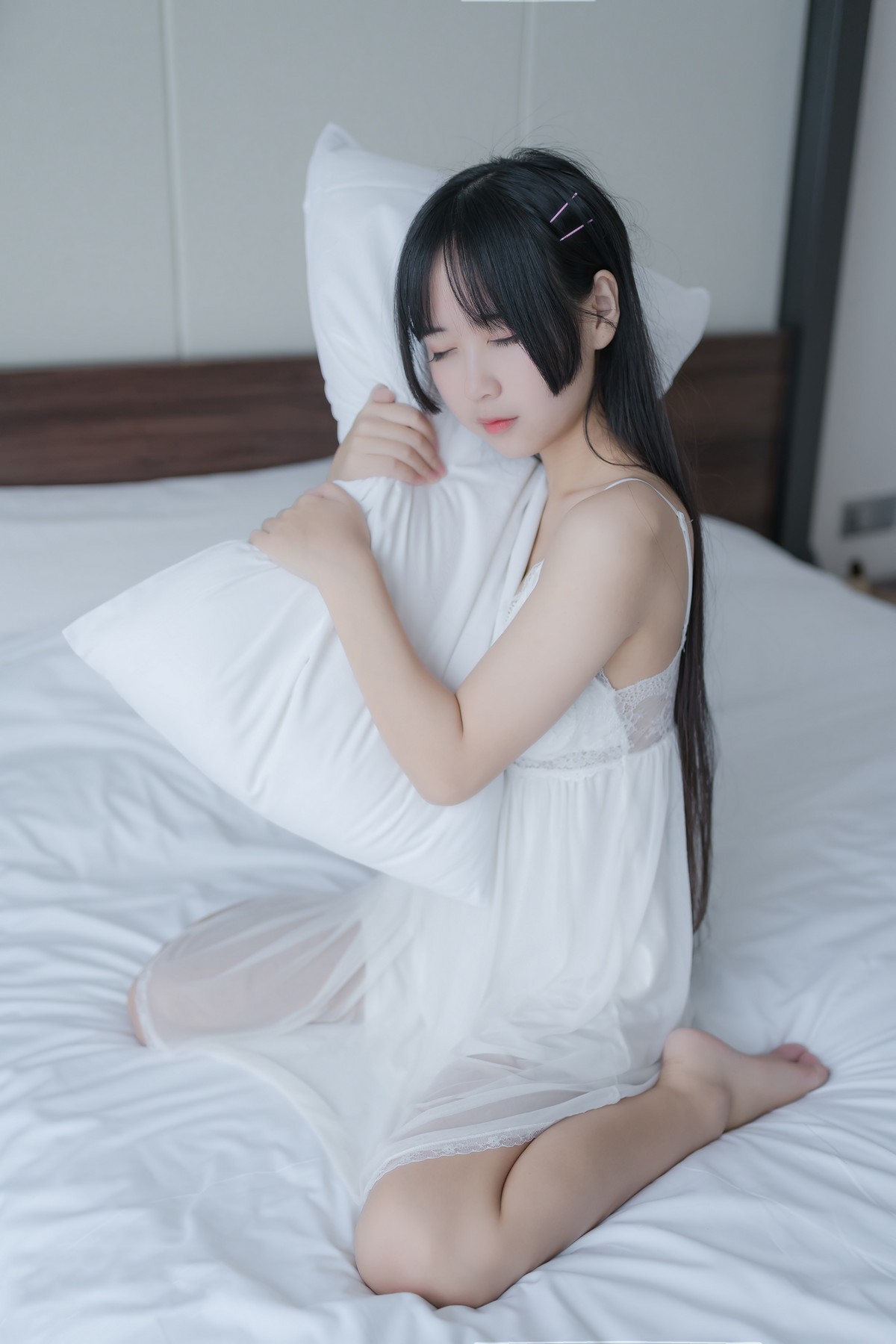 xgyw.top_阳光美少女萌芽儿o0白色私房主题性感白色蕾丝吊裙低胸秀完美身材诱惑写真44P