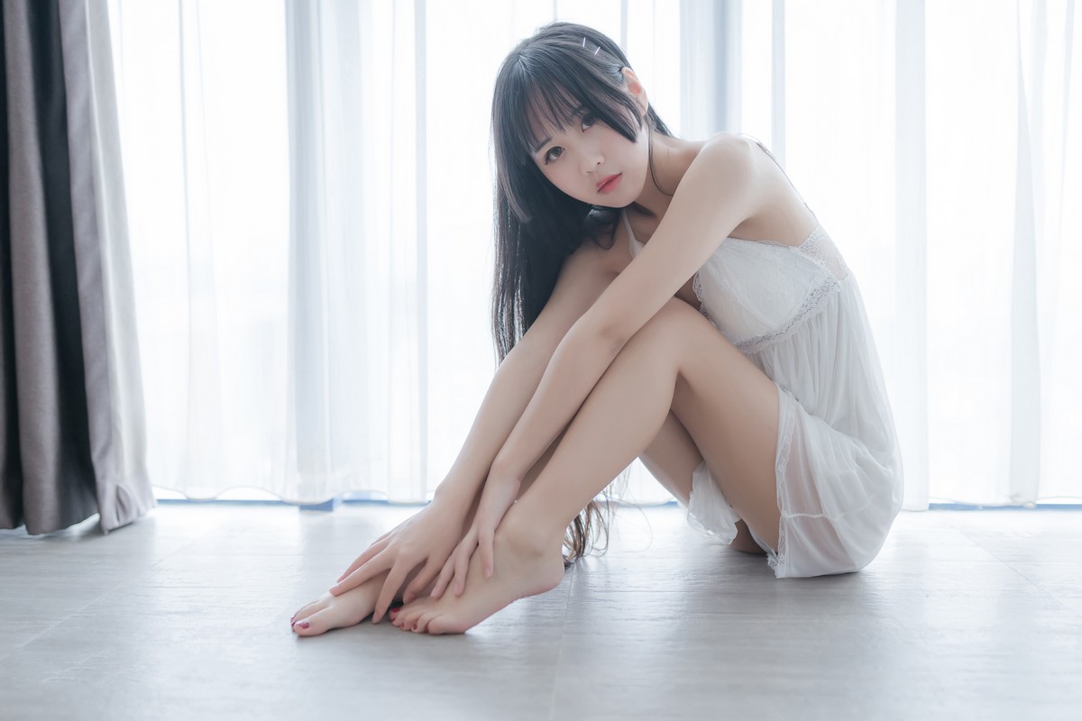 xgyw.top_阳光美少女萌芽儿o0白色私房主题性感白色蕾丝吊裙低胸秀完美身材诱惑写真44P
