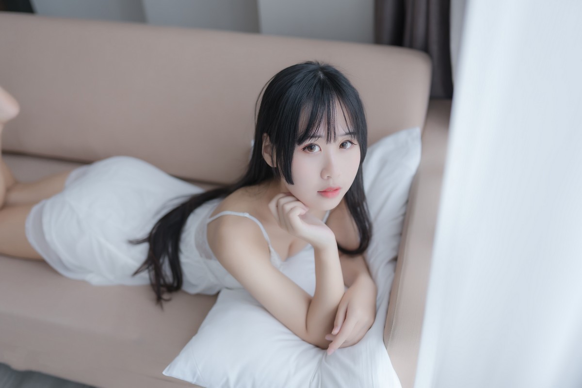 xgyw.top_阳光美少女萌芽儿o0白色私房主题性感白色蕾丝吊裙低胸秀完美身材诱惑写真44P