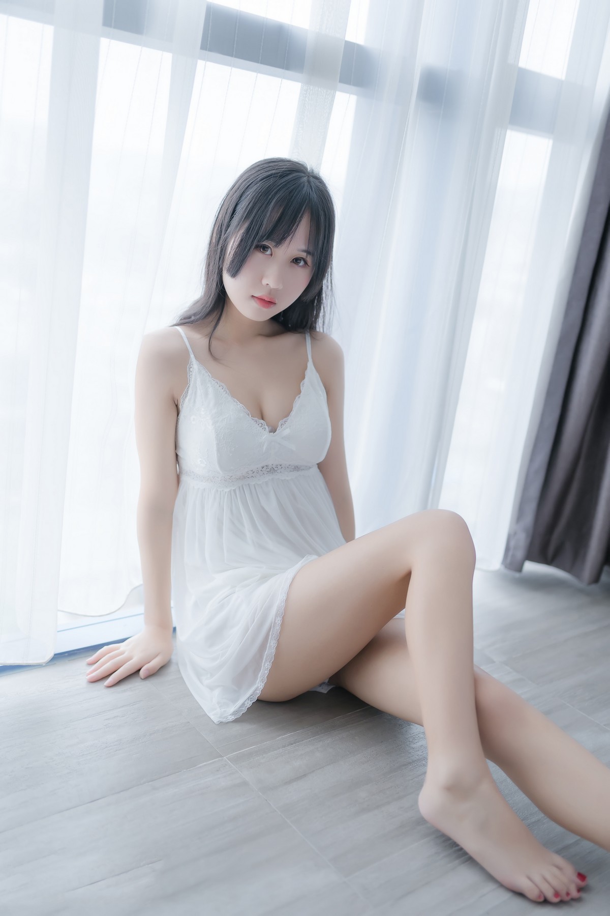 xgyw.top_阳光美少女萌芽儿o0白色私房主题性感白色蕾丝吊裙低胸秀完美身材诱惑写真44P