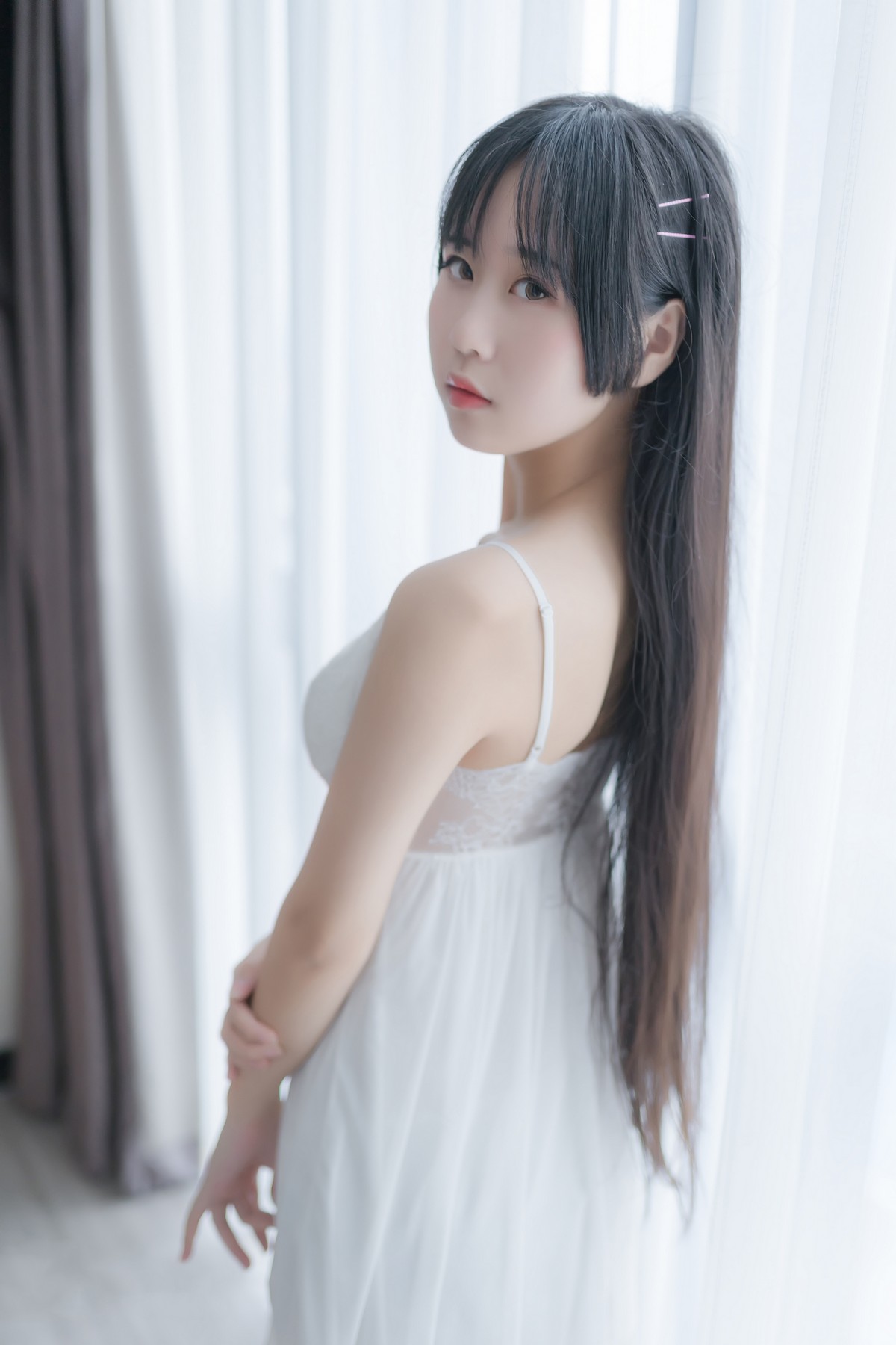 xgyw.top_阳光美少女萌芽儿o0白色私房主题性感白色蕾丝吊裙低胸秀完美身材诱惑写真44P