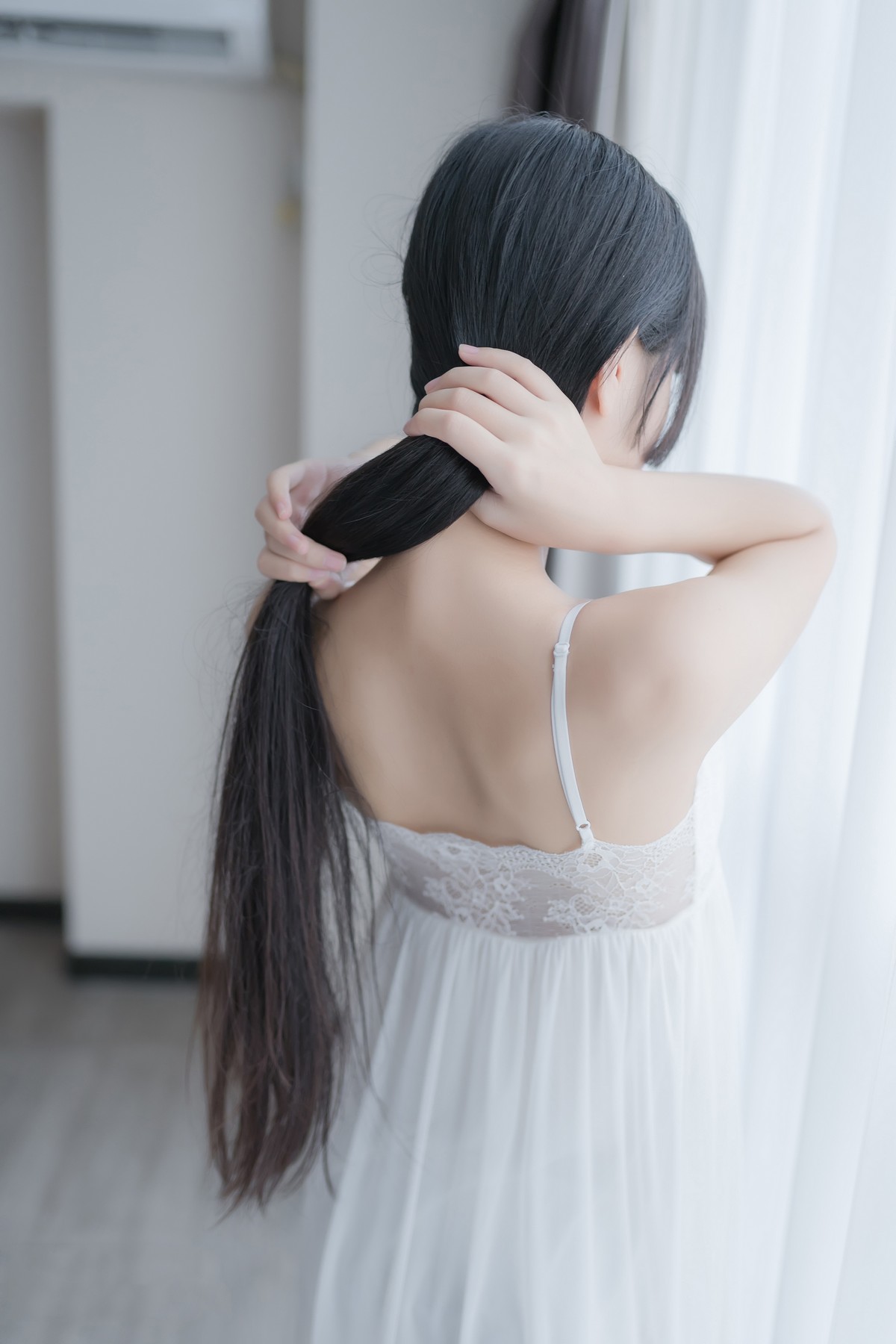 xgyw.top_阳光美少女萌芽儿o0白色私房主题性感白色蕾丝吊裙低胸秀完美身材诱惑写真44P
