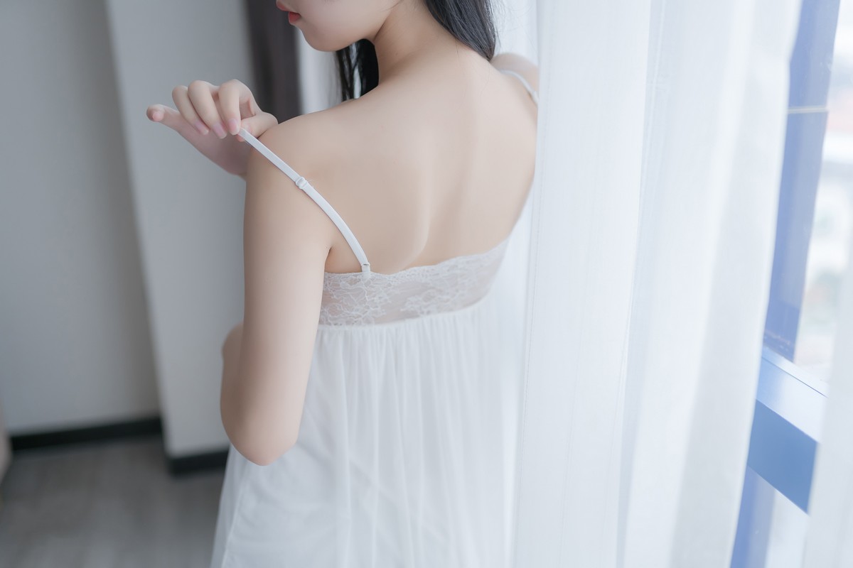 xgyw.top_阳光美少女萌芽儿o0白色私房主题性感白色蕾丝吊裙低胸秀完美身材诱惑写真44P