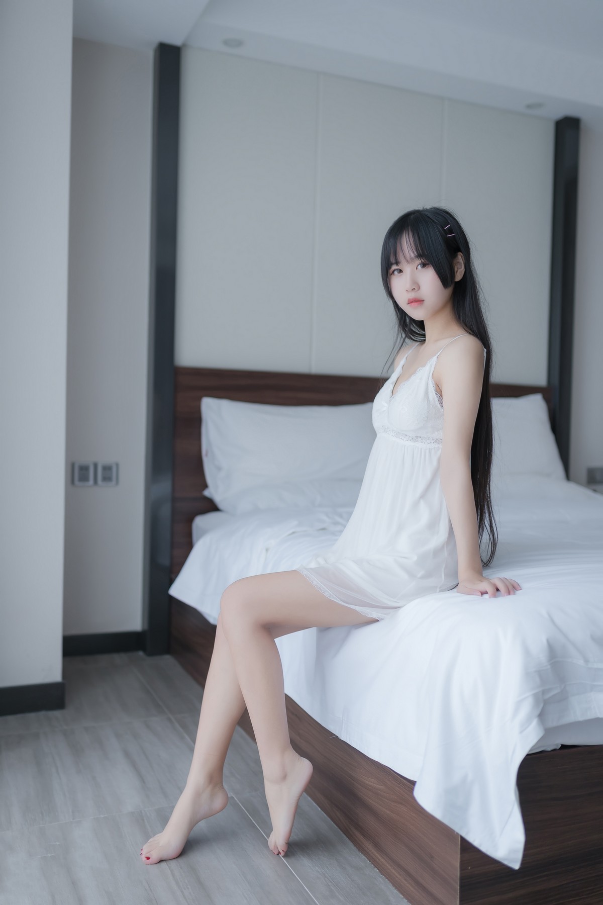 xgyw.top_阳光美少女萌芽儿o0白色私房主题性感白色蕾丝吊裙低胸秀完美身材诱惑写真44P