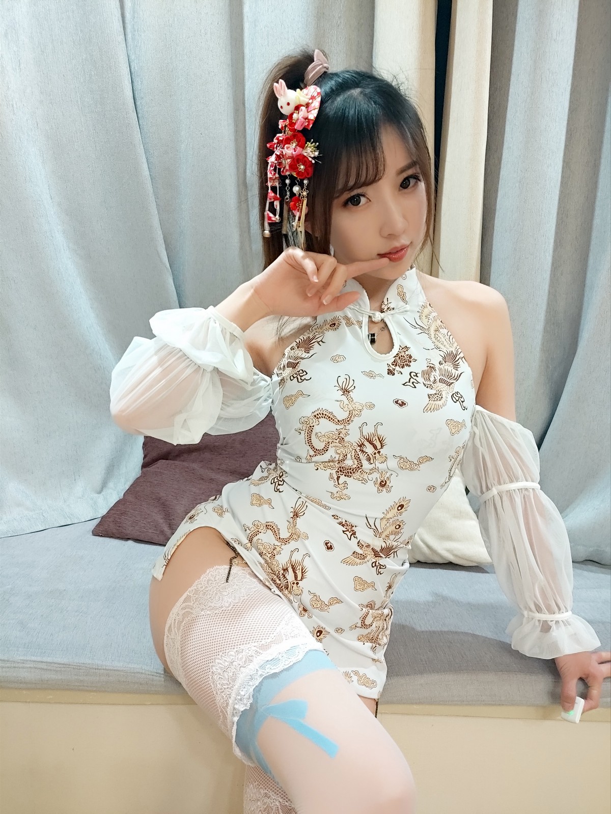 xgyw.top_斗鱼主播小女巫露娜白色蕾丝长筒主题私房性感旗袍配蕾丝袜秀美腿诱惑写真38P
