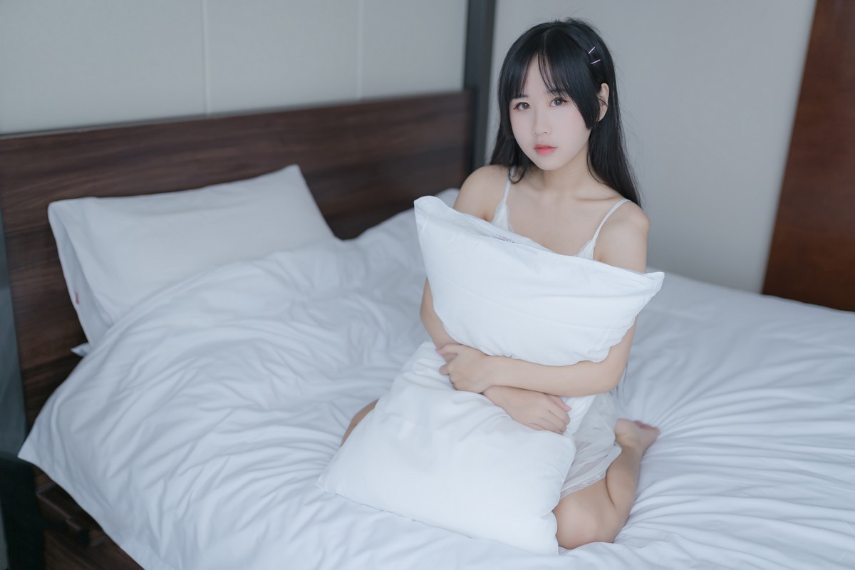 xgyw.top_阳光美少女萌芽儿o0白色私房主题性感白色蕾丝吊裙低胸秀完美身材诱惑写真44P