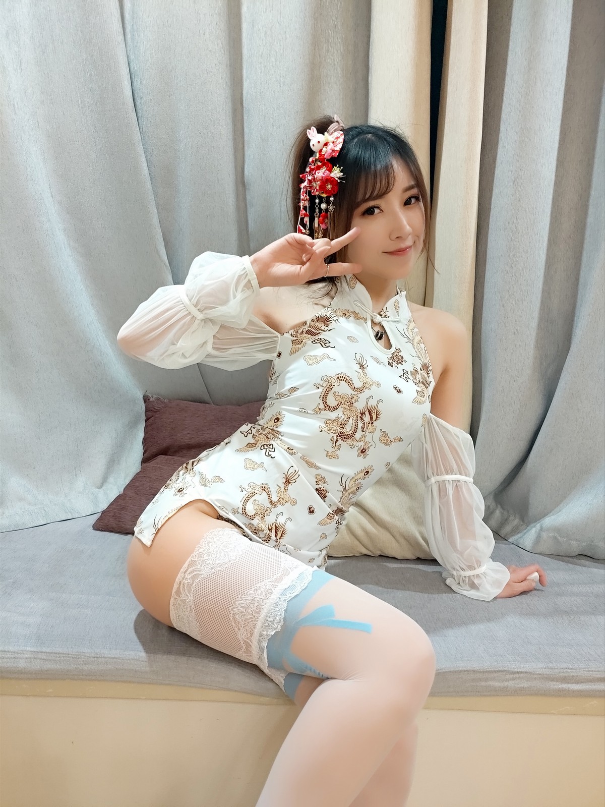 xgyw.top_斗鱼主播小女巫露娜白色蕾丝长筒主题私房性感旗袍配蕾丝袜秀美腿诱惑写真38P