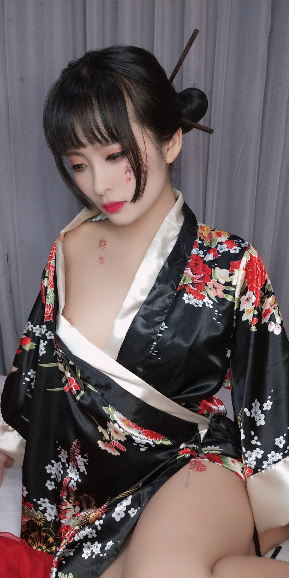 xgyw.top_动漫博主洛璃LoLiSAMA歌舞伎主题私房性感真空和服半脱秀豪乳翘臀诱惑写真92P