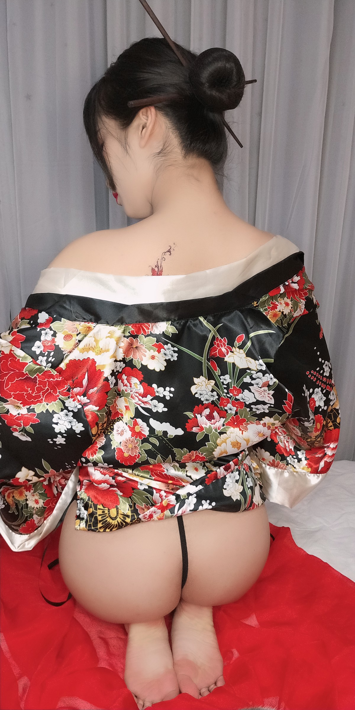 xgyw.top_动漫博主洛璃LoLiSAMA歌舞伎主题私房性感真空和服半脱秀豪乳翘臀诱惑写真92P