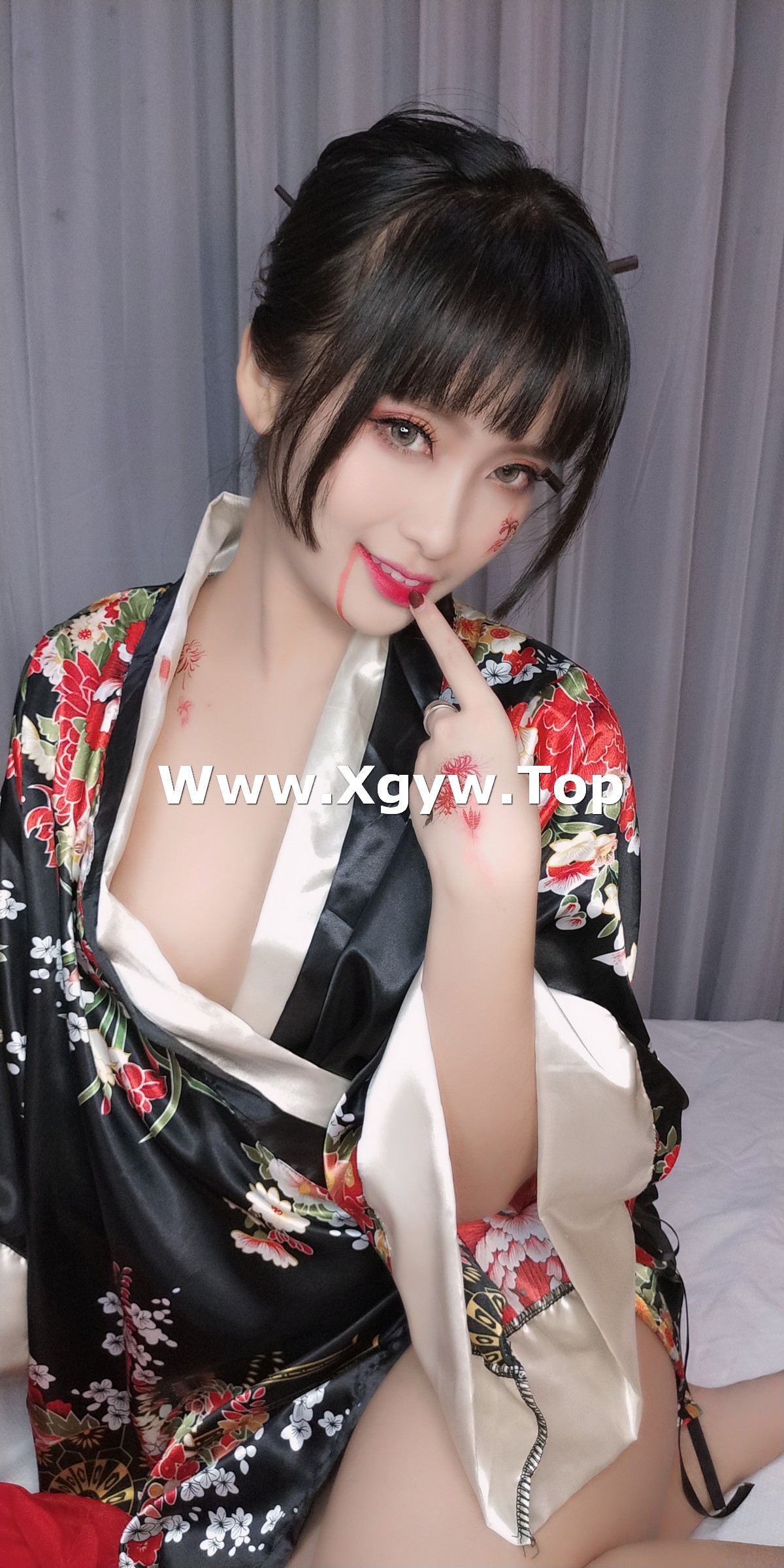 xgyw.top_动漫博主洛璃LoLiSAMA歌舞伎主题私房性感真空和服半脱秀豪乳翘臀诱惑写真92P