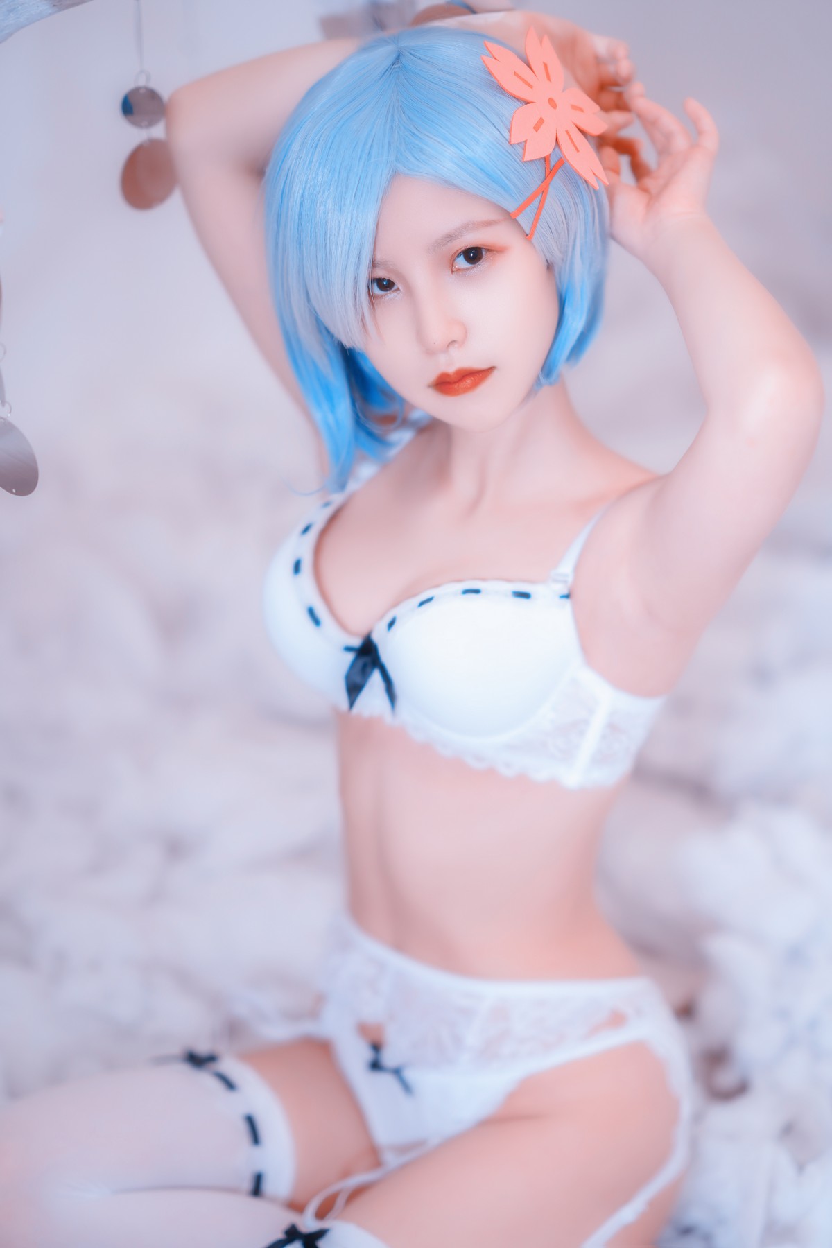 xgyw.top_网络美少女晕崽Zz蕾姆主题私房性感白色蕾丝内衣配白丝吊袜秀完美身材诱惑写真30P