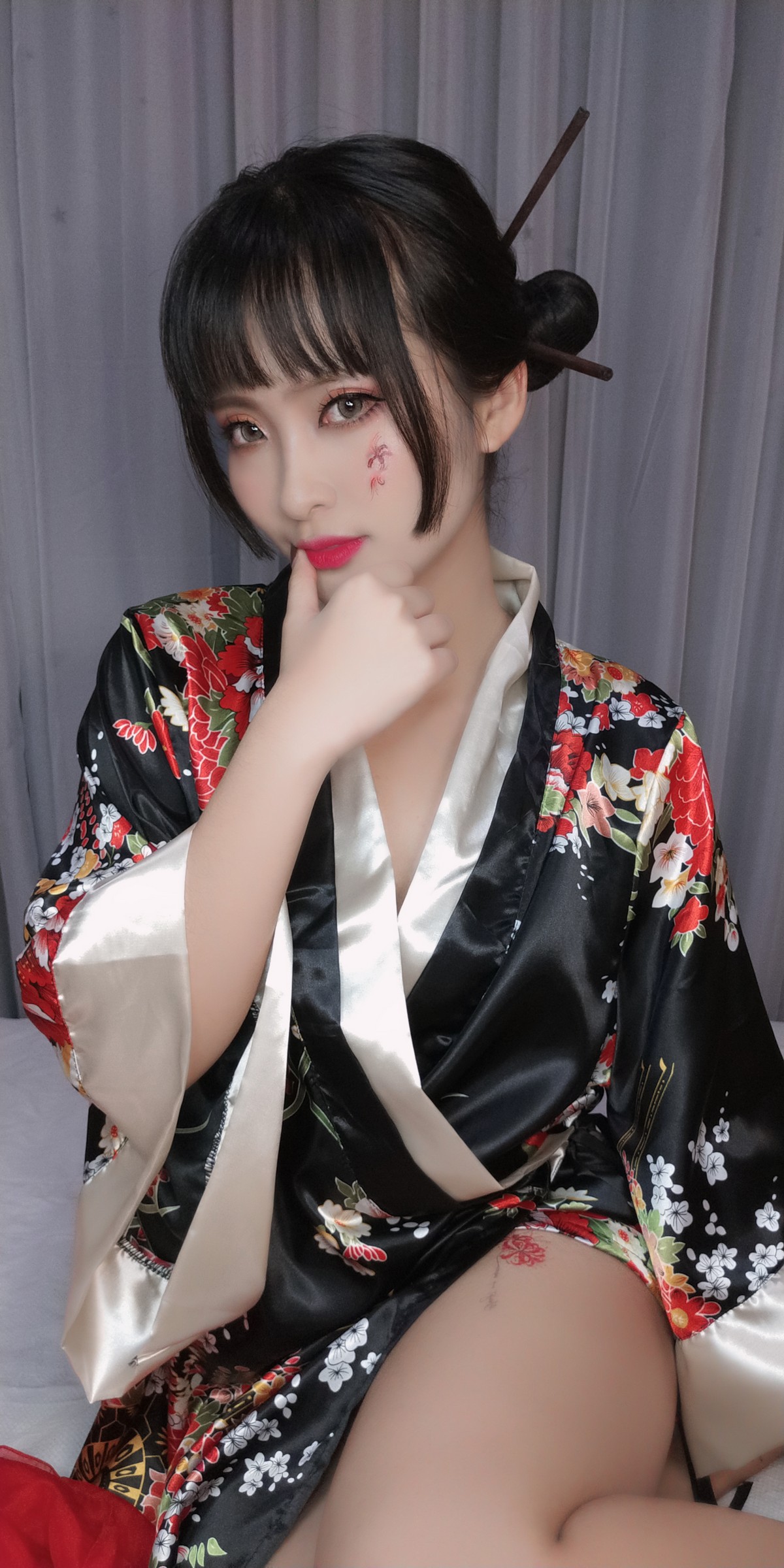 xgyw.top_动漫博主洛璃LoLiSAMA歌舞伎主题私房性感真空和服半脱秀豪乳翘臀诱惑写真92P