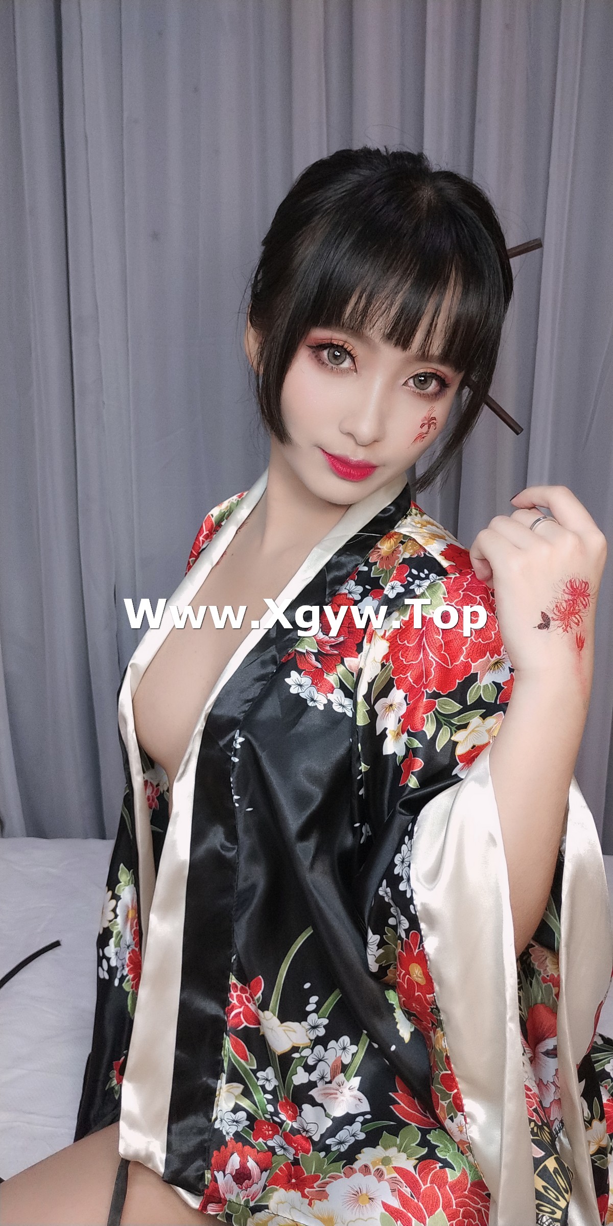 xgyw.top_动漫博主洛璃LoLiSAMA歌舞伎主题私房性感真空和服半脱秀豪乳翘臀诱惑写真92P
