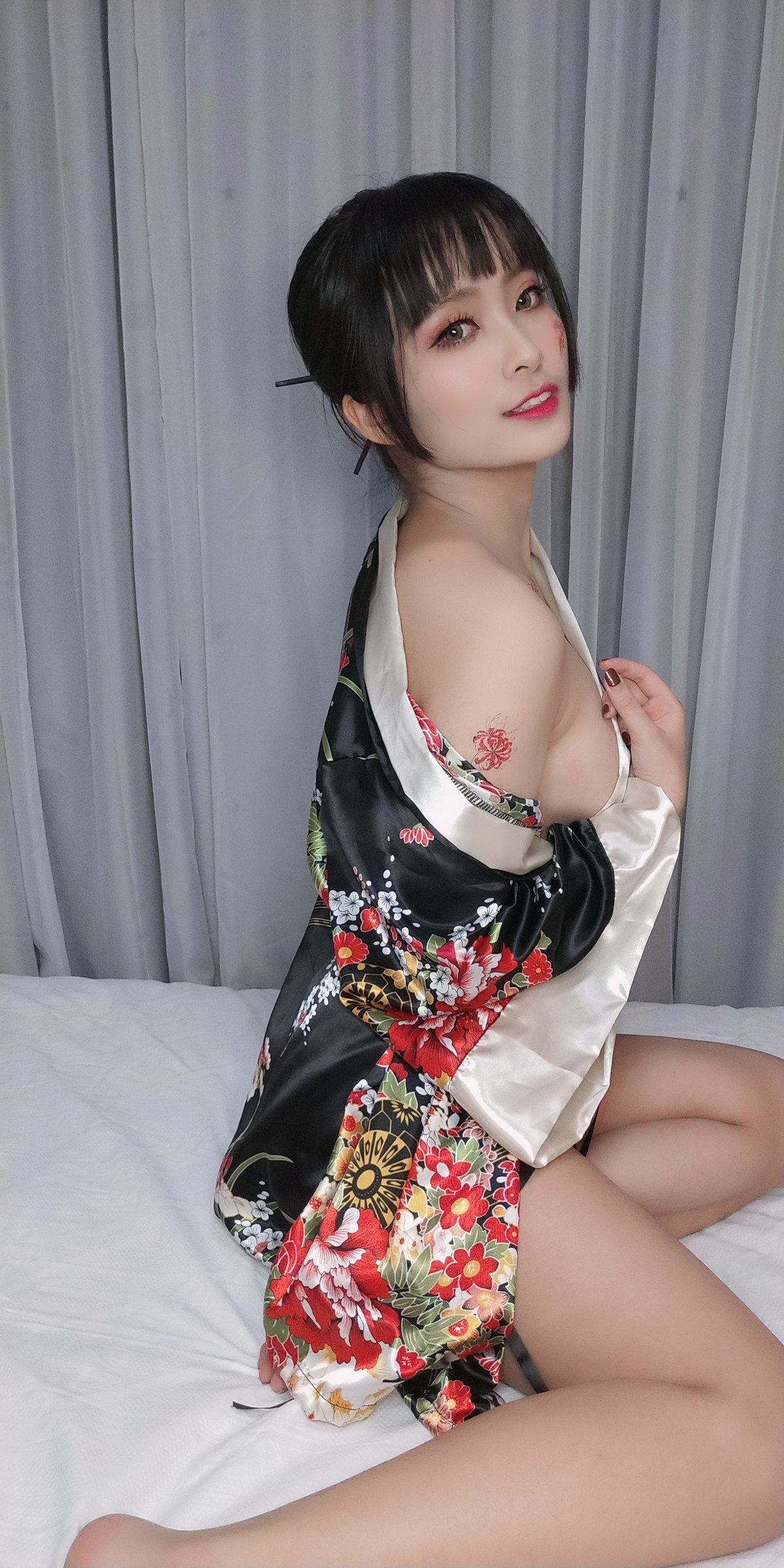 xgyw.top_动漫博主洛璃LoLiSAMA歌舞伎主题私房性感真空和服半脱秀豪乳翘臀诱惑写真92P