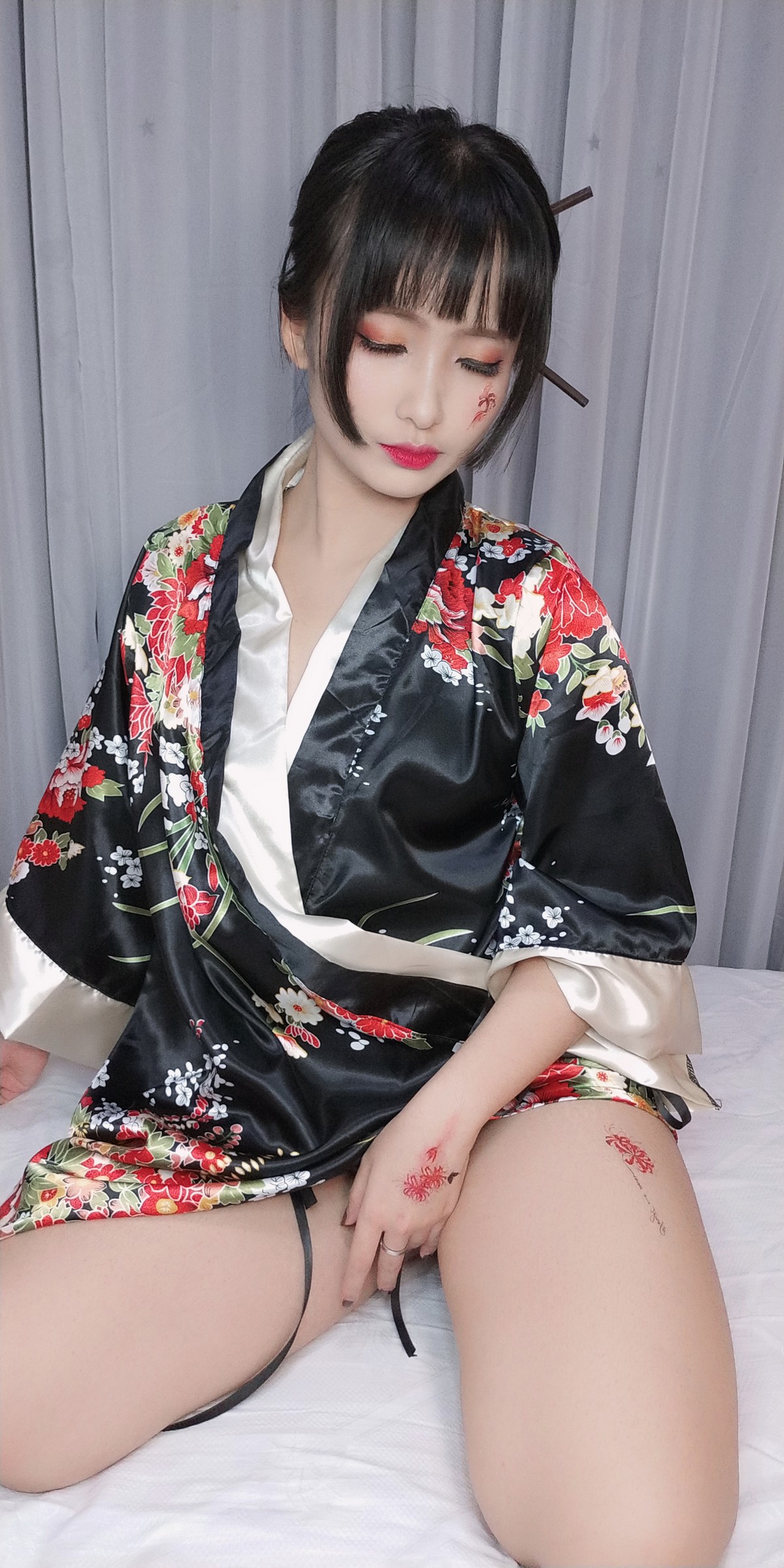 xgyw.top_动漫博主洛璃LoLiSAMA歌舞伎主题私房性感真空和服半脱秀豪乳翘臀诱惑写真92P