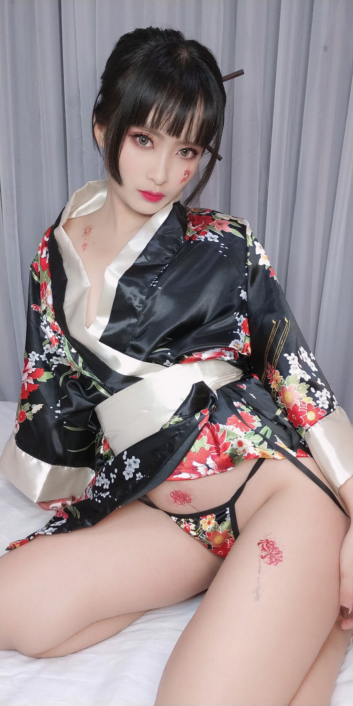 xgyw.top_动漫博主洛璃LoLiSAMA歌舞伎主题私房性感真空和服半脱秀豪乳翘臀诱惑写真92P