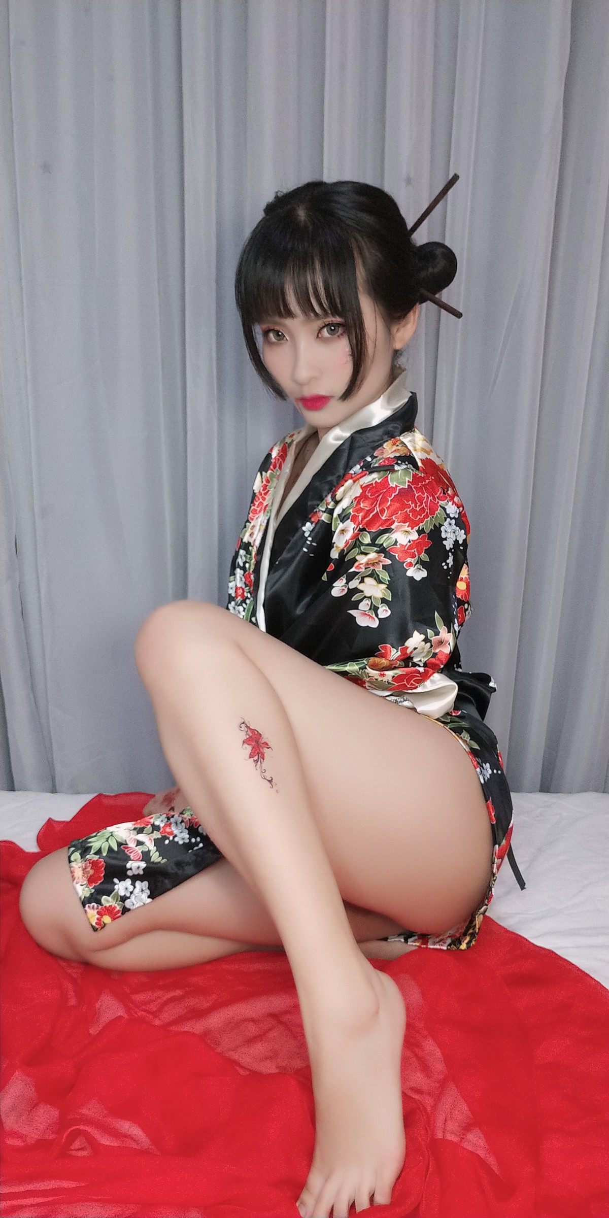 xgyw.top_动漫博主洛璃LoLiSAMA歌舞伎主题私房性感真空和服半脱秀豪乳翘臀诱惑写真92P